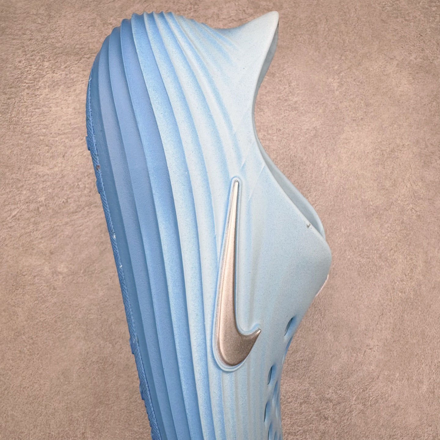 图片[6]-＃DC纯原 NK ReactX Rejuven8 简约舒适百搭洞洞鞋 HV5060-301 重金购入原鞋及原档案磨具生产指令开发 唯一正确组合大底 组合侧面Logo 鞋头不过分上翘 后跟Logo 凹凸明显 轮廓分明 LOGO内侧钢印清晰工整 原厂磨具全鞋无多余毛边 同源公司EVA粒子环保塑料 原厂指令配方 无任何异味 弹性卡色均保持原鞋一致 匠心打造 鞋口弧度大小 鞋面色泽质感同步原鞋 LOGO内侧钢印清晰工整 从名字就能看出，这款鞋搭载了React X缓震科技，保证了舒适的脚感和轻盈的穿着体验。设计上，这双鞋采用了近几年非常流行的洞洞鞋风格，但特别之处在于加入了波浪纹路细节，让整个鞋型看起来更有立体感，视觉上也增添了几分现代感。尺码：36 36.5 37.5 38 38.5 39 40 40.5 41 42 42.5 43 44 44.5 45 46-选品中心