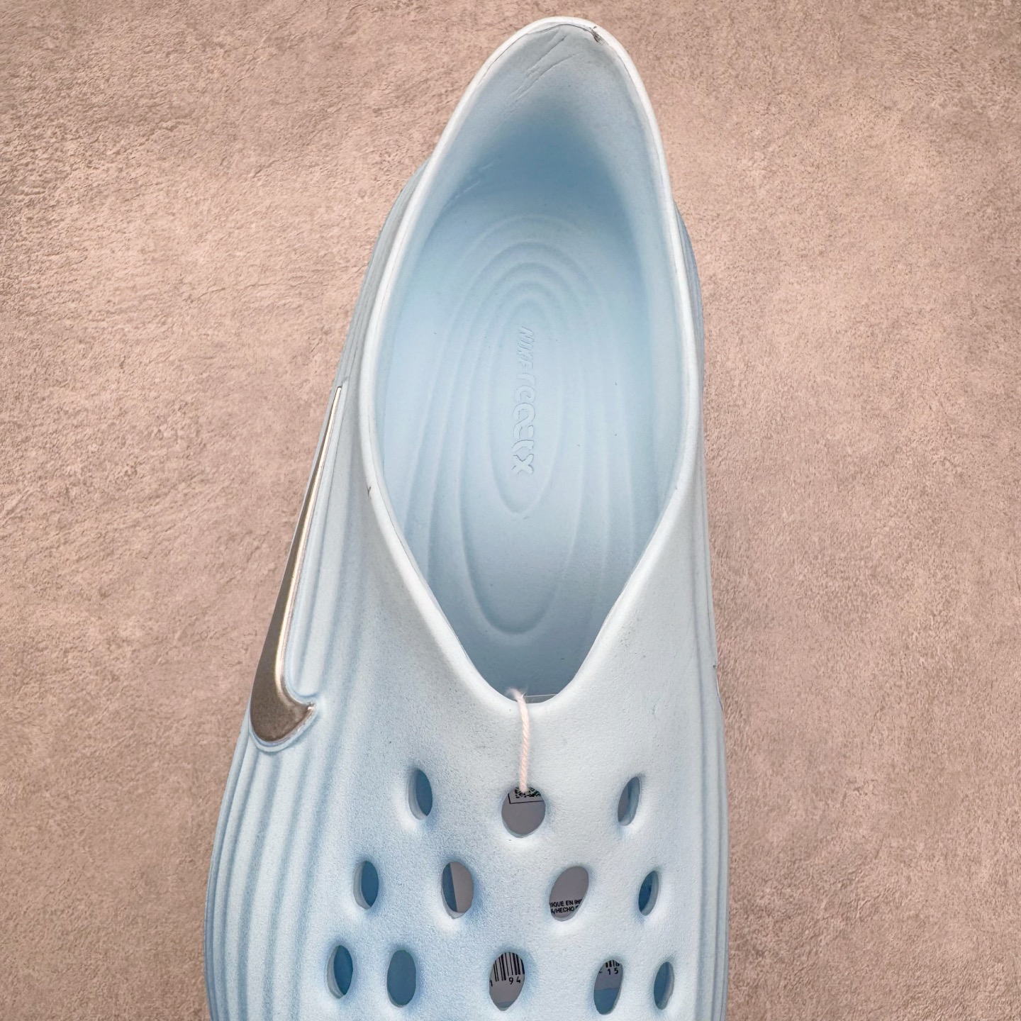 图片[5]-＃DC纯原 NK ReactX Rejuven8 简约舒适百搭洞洞鞋 HV5060-301 重金购入原鞋及原档案磨具生产指令开发 唯一正确组合大底 组合侧面Logo 鞋头不过分上翘 后跟Logo 凹凸明显 轮廓分明 LOGO内侧钢印清晰工整 原厂磨具全鞋无多余毛边 同源公司EVA粒子环保塑料 原厂指令配方 无任何异味 弹性卡色均保持原鞋一致 匠心打造 鞋口弧度大小 鞋面色泽质感同步原鞋 LOGO内侧钢印清晰工整 从名字就能看出，这款鞋搭载了React X缓震科技，保证了舒适的脚感和轻盈的穿着体验。设计上，这双鞋采用了近几年非常流行的洞洞鞋风格，但特别之处在于加入了波浪纹路细节，让整个鞋型看起来更有立体感，视觉上也增添了几分现代感。尺码：36 36.5 37.5 38 38.5 39 40 40.5 41 42 42.5 43 44 44.5 45 46-选品中心