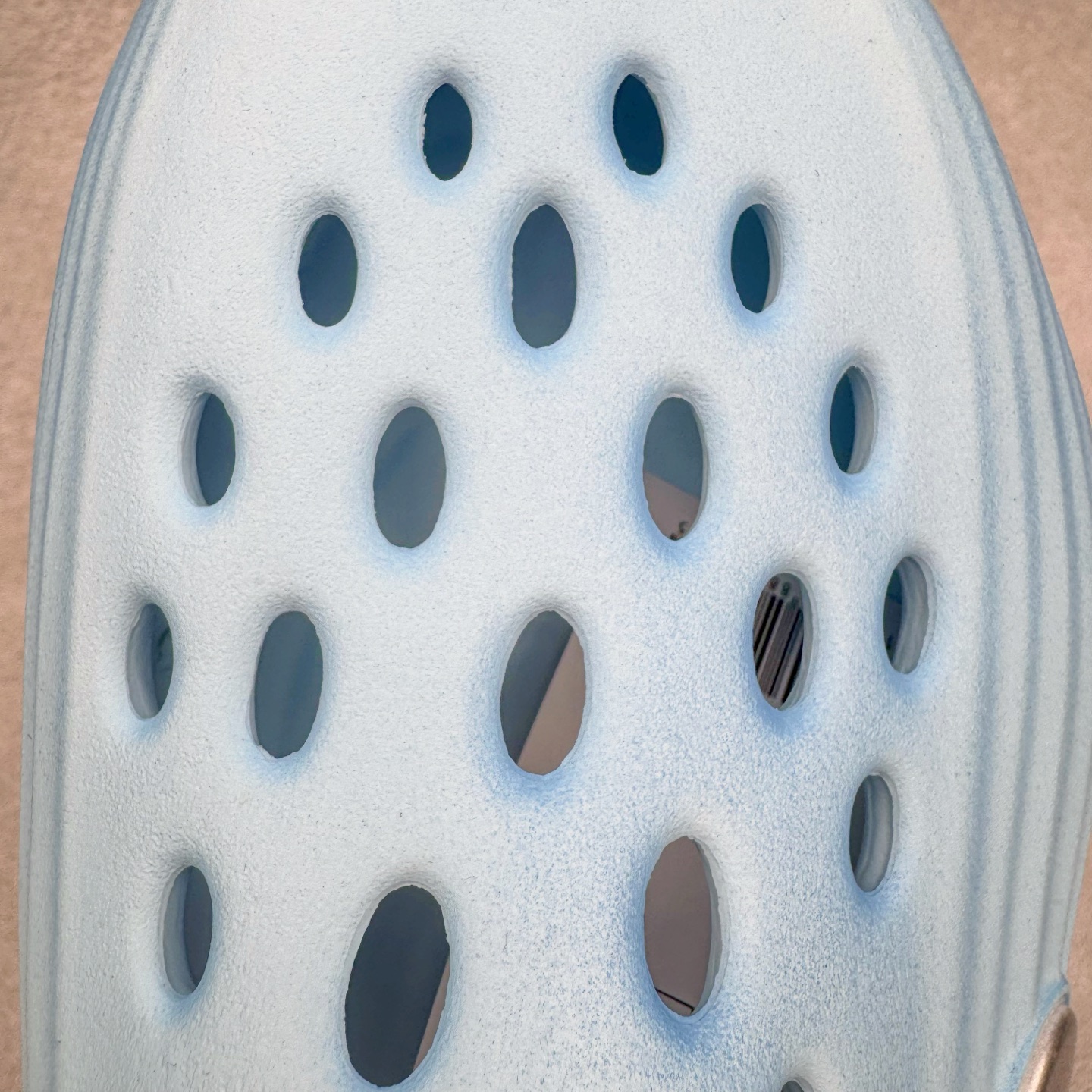 图片[12]-＃DC纯原 NK ReactX Rejuven8 简约舒适百搭洞洞鞋 HV5060-301 重金购入原鞋及原档案磨具生产指令开发 唯一正确组合大底 组合侧面Logo 鞋头不过分上翘 后跟Logo 凹凸明显 轮廓分明 LOGO内侧钢印清晰工整 原厂磨具全鞋无多余毛边 同源公司EVA粒子环保塑料 原厂指令配方 无任何异味 弹性卡色均保持原鞋一致 匠心打造 鞋口弧度大小 鞋面色泽质感同步原鞋 LOGO内侧钢印清晰工整 从名字就能看出，这款鞋搭载了React X缓震科技，保证了舒适的脚感和轻盈的穿着体验。设计上，这双鞋采用了近几年非常流行的洞洞鞋风格，但特别之处在于加入了波浪纹路细节，让整个鞋型看起来更有立体感，视觉上也增添了几分现代感。尺码：36 36.5 37.5 38 38.5 39 40 40.5 41 42 42.5 43 44 44.5 45 46-选品中心