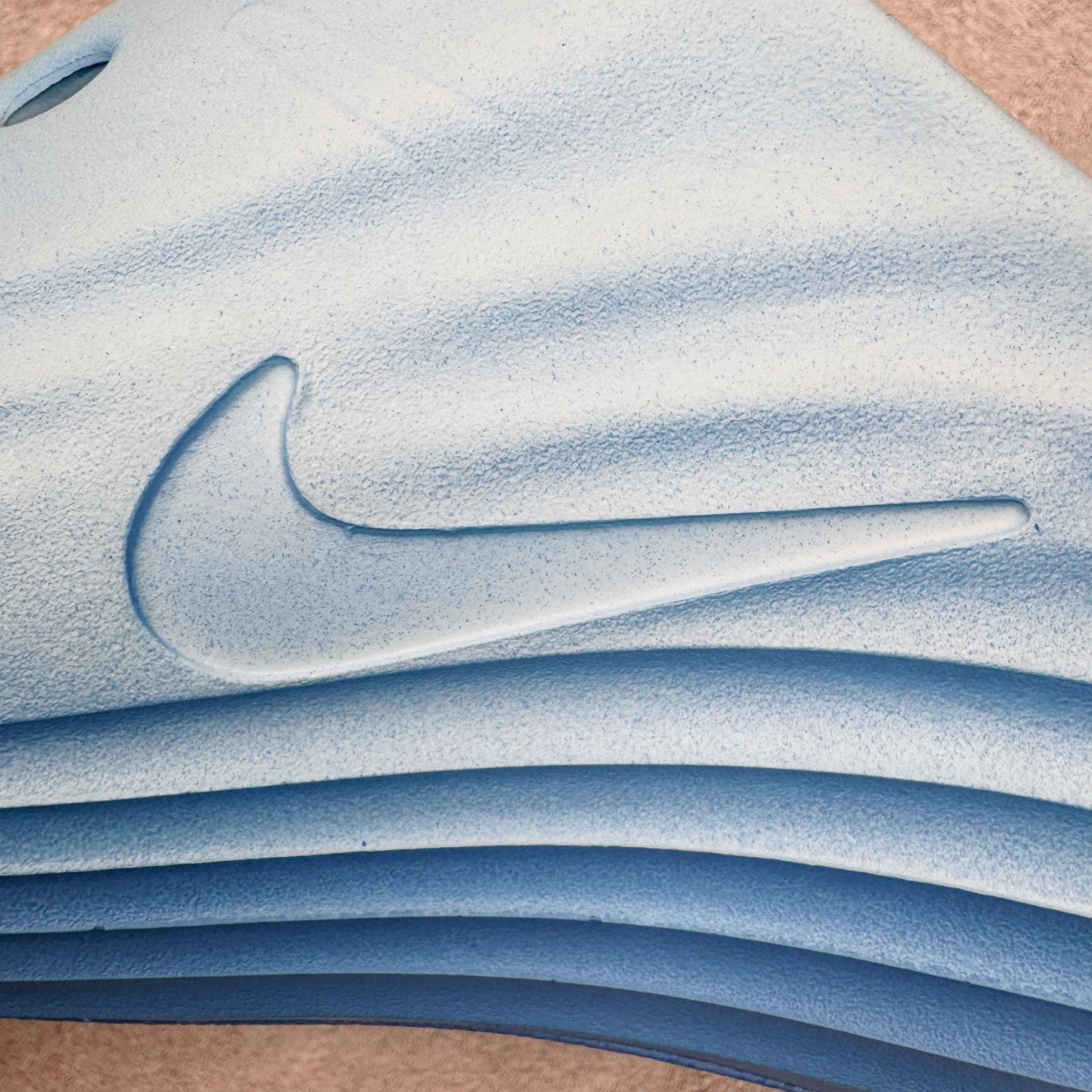 图片[10]-＃DC纯原 NK ReactX Rejuven8 简约舒适百搭洞洞鞋 HV5060-301 重金购入原鞋及原档案磨具生产指令开发 唯一正确组合大底 组合侧面Logo 鞋头不过分上翘 后跟Logo 凹凸明显 轮廓分明 LOGO内侧钢印清晰工整 原厂磨具全鞋无多余毛边 同源公司EVA粒子环保塑料 原厂指令配方 无任何异味 弹性卡色均保持原鞋一致 匠心打造 鞋口弧度大小 鞋面色泽质感同步原鞋 LOGO内侧钢印清晰工整 从名字就能看出，这款鞋搭载了React X缓震科技，保证了舒适的脚感和轻盈的穿着体验。设计上，这双鞋采用了近几年非常流行的洞洞鞋风格，但特别之处在于加入了波浪纹路细节，让整个鞋型看起来更有立体感，视觉上也增添了几分现代感。尺码：36 36.5 37.5 38 38.5 39 40 40.5 41 42 42.5 43 44 44.5 45 46-选品中心