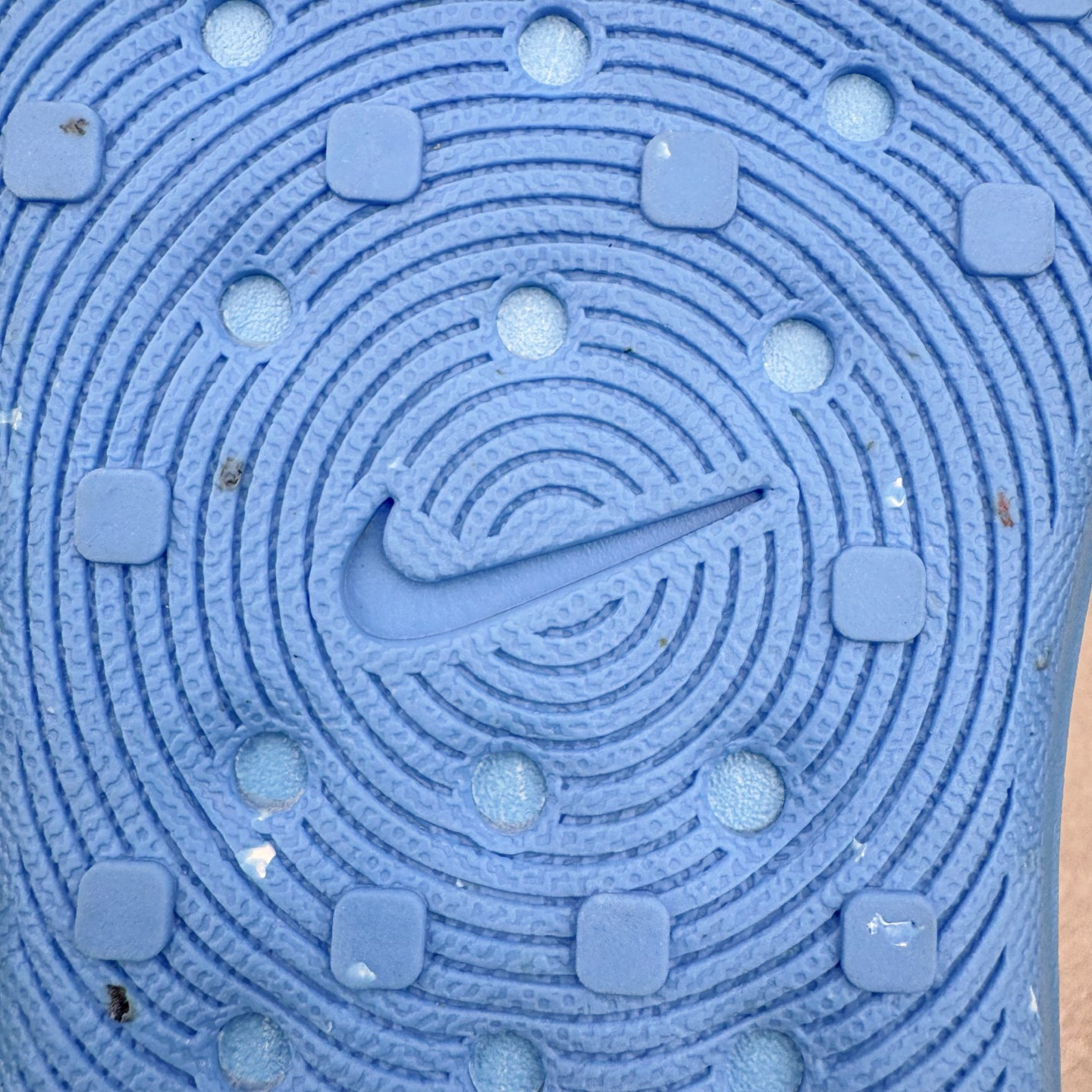 图片[18]-＃DC纯原 NK ReactX Rejuven8 简约舒适百搭洞洞鞋 HV5060-301 重金购入原鞋及原档案磨具生产指令开发 唯一正确组合大底 组合侧面Logo 鞋头不过分上翘 后跟Logo 凹凸明显 轮廓分明 LOGO内侧钢印清晰工整 原厂磨具全鞋无多余毛边 同源公司EVA粒子环保塑料 原厂指令配方 无任何异味 弹性卡色均保持原鞋一致 匠心打造 鞋口弧度大小 鞋面色泽质感同步原鞋 LOGO内侧钢印清晰工整 从名字就能看出，这款鞋搭载了React X缓震科技，保证了舒适的脚感和轻盈的穿着体验。设计上，这双鞋采用了近几年非常流行的洞洞鞋风格，但特别之处在于加入了波浪纹路细节，让整个鞋型看起来更有立体感，视觉上也增添了几分现代感。尺码：36 36.5 37.5 38 38.5 39 40 40.5 41 42 42.5 43 44 44.5 45 46-选品中心