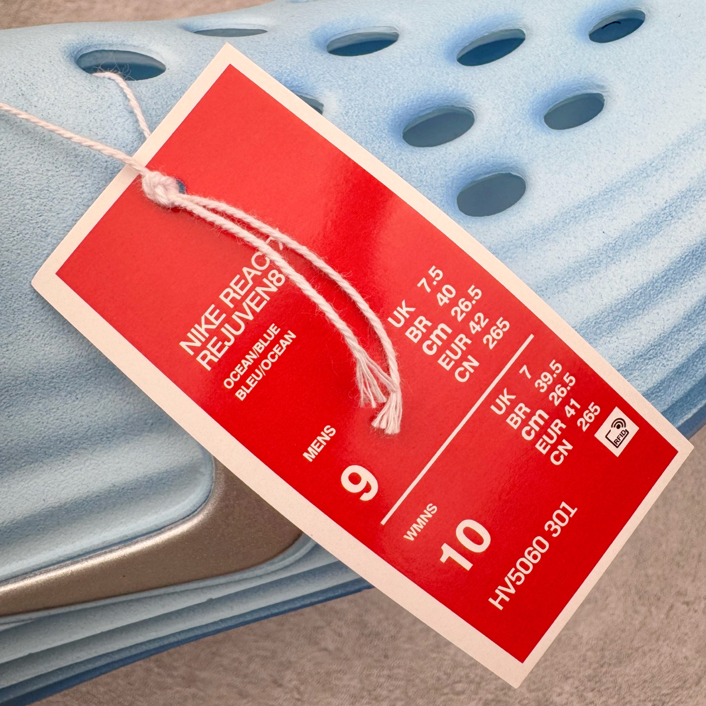 图片[19]-＃DC纯原 NK ReactX Rejuven8 简约舒适百搭洞洞鞋 HV5060-301 重金购入原鞋及原档案磨具生产指令开发 唯一正确组合大底 组合侧面Logo 鞋头不过分上翘 后跟Logo 凹凸明显 轮廓分明 LOGO内侧钢印清晰工整 原厂磨具全鞋无多余毛边 同源公司EVA粒子环保塑料 原厂指令配方 无任何异味 弹性卡色均保持原鞋一致 匠心打造 鞋口弧度大小 鞋面色泽质感同步原鞋 LOGO内侧钢印清晰工整 从名字就能看出，这款鞋搭载了React X缓震科技，保证了舒适的脚感和轻盈的穿着体验。设计上，这双鞋采用了近几年非常流行的洞洞鞋风格，但特别之处在于加入了波浪纹路细节，让整个鞋型看起来更有立体感，视觉上也增添了几分现代感。尺码：36 36.5 37.5 38 38.5 39 40 40.5 41 42 42.5 43 44 44.5 45 46-选品中心