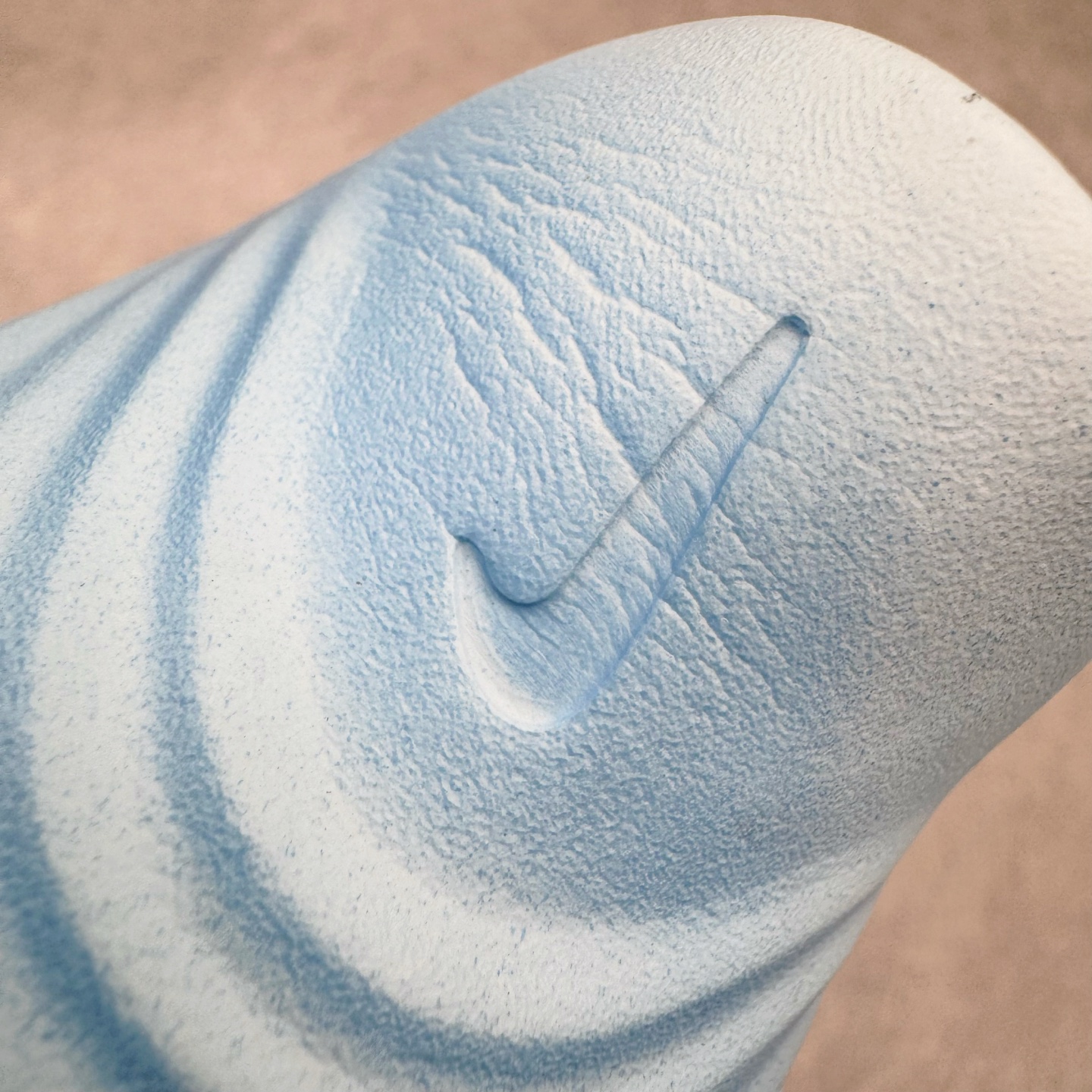 图片[15]-＃DC纯原 NK ReactX Rejuven8 简约舒适百搭洞洞鞋 HV5060-301 重金购入原鞋及原档案磨具生产指令开发 唯一正确组合大底 组合侧面Logo 鞋头不过分上翘 后跟Logo 凹凸明显 轮廓分明 LOGO内侧钢印清晰工整 原厂磨具全鞋无多余毛边 同源公司EVA粒子环保塑料 原厂指令配方 无任何异味 弹性卡色均保持原鞋一致 匠心打造 鞋口弧度大小 鞋面色泽质感同步原鞋 LOGO内侧钢印清晰工整 从名字就能看出，这款鞋搭载了React X缓震科技，保证了舒适的脚感和轻盈的穿着体验。设计上，这双鞋采用了近几年非常流行的洞洞鞋风格，但特别之处在于加入了波浪纹路细节，让整个鞋型看起来更有立体感，视觉上也增添了几分现代感。尺码：36 36.5 37.5 38 38.5 39 40 40.5 41 42 42.5 43 44 44.5 45 46-选品中心