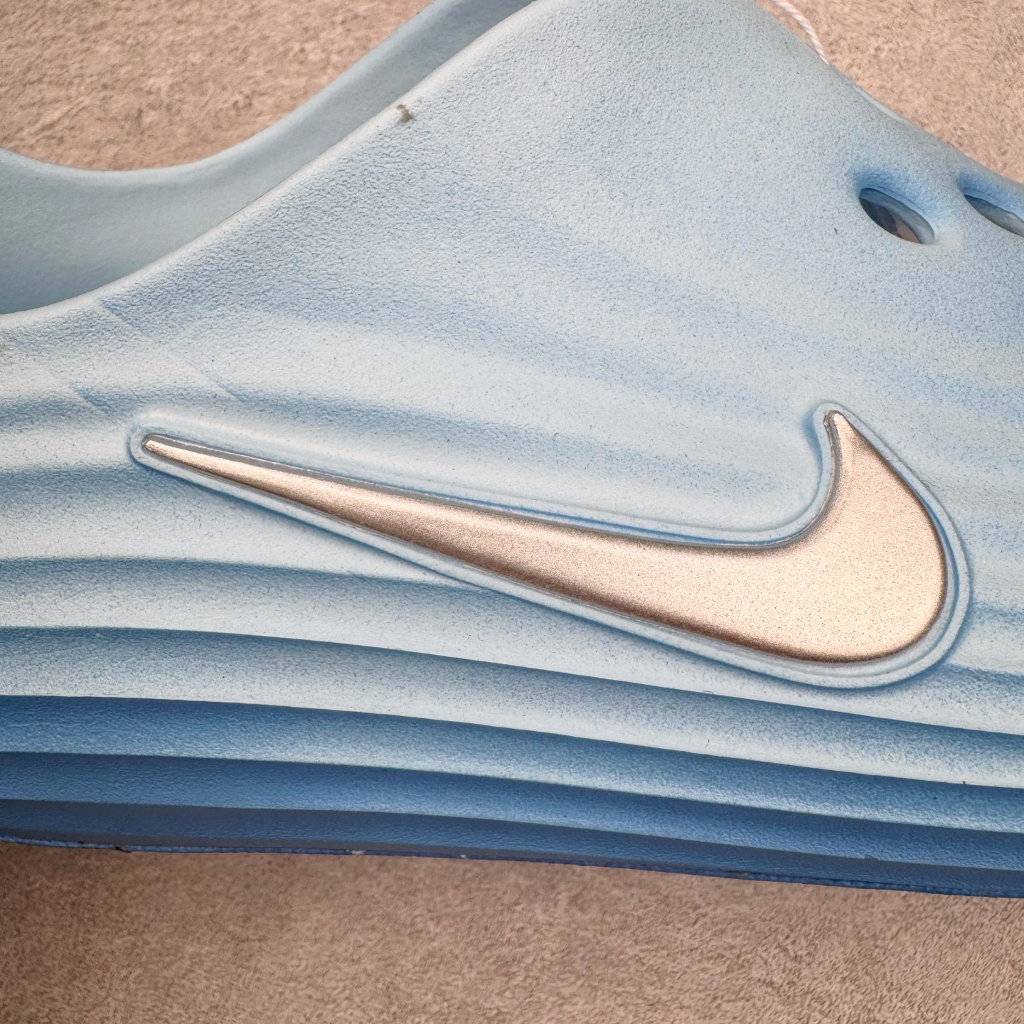 图片[16]-＃DC纯原 NK ReactX Rejuven8 简约舒适百搭洞洞鞋 HV5060-301 重金购入原鞋及原档案磨具生产指令开发 唯一正确组合大底 组合侧面Logo 鞋头不过分上翘 后跟Logo 凹凸明显 轮廓分明 LOGO内侧钢印清晰工整 原厂磨具全鞋无多余毛边 同源公司EVA粒子环保塑料 原厂指令配方 无任何异味 弹性卡色均保持原鞋一致 匠心打造 鞋口弧度大小 鞋面色泽质感同步原鞋 LOGO内侧钢印清晰工整 从名字就能看出，这款鞋搭载了React X缓震科技，保证了舒适的脚感和轻盈的穿着体验。设计上，这双鞋采用了近几年非常流行的洞洞鞋风格，但特别之处在于加入了波浪纹路细节，让整个鞋型看起来更有立体感，视觉上也增添了几分现代感。尺码：36 36.5 37.5 38 38.5 39 40 40.5 41 42 42.5 43 44 44.5 45 46-选品中心