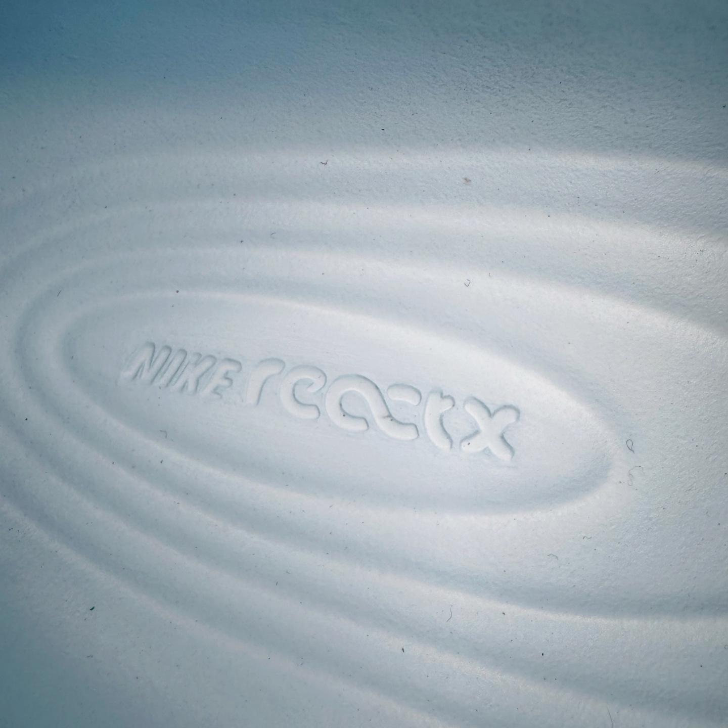 图片[14]-＃DC纯原 NK ReactX Rejuven8 简约舒适百搭洞洞鞋 HV5060-301 重金购入原鞋及原档案磨具生产指令开发 唯一正确组合大底 组合侧面Logo 鞋头不过分上翘 后跟Logo 凹凸明显 轮廓分明 LOGO内侧钢印清晰工整 原厂磨具全鞋无多余毛边 同源公司EVA粒子环保塑料 原厂指令配方 无任何异味 弹性卡色均保持原鞋一致 匠心打造 鞋口弧度大小 鞋面色泽质感同步原鞋 LOGO内侧钢印清晰工整 从名字就能看出，这款鞋搭载了React X缓震科技，保证了舒适的脚感和轻盈的穿着体验。设计上，这双鞋采用了近几年非常流行的洞洞鞋风格，但特别之处在于加入了波浪纹路细节，让整个鞋型看起来更有立体感，视觉上也增添了几分现代感。尺码：36 36.5 37.5 38 38.5 39 40 40.5 41 42 42.5 43 44 44.5 45 46-选品中心