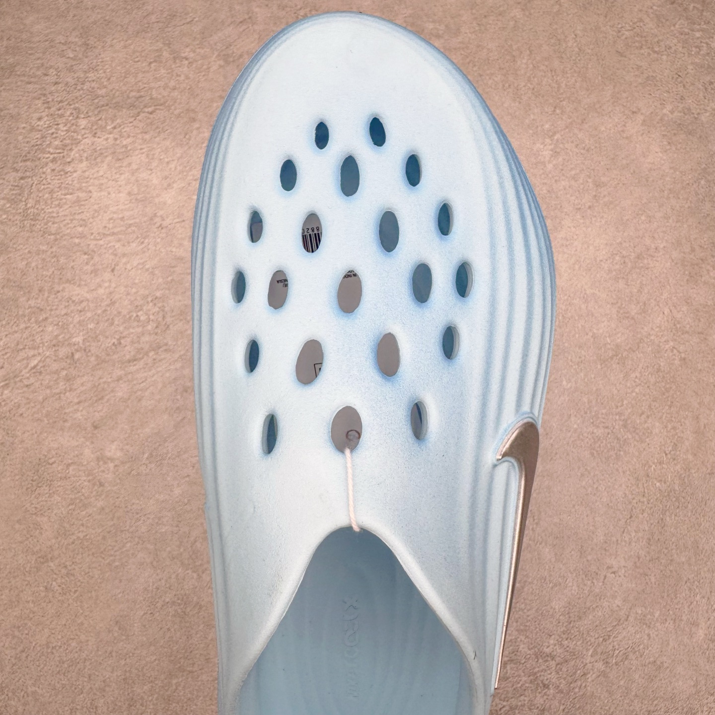 图片[4]-＃DC纯原 NK ReactX Rejuven8 简约舒适百搭洞洞鞋 HV5060-301 重金购入原鞋及原档案磨具生产指令开发 唯一正确组合大底 组合侧面Logo 鞋头不过分上翘 后跟Logo 凹凸明显 轮廓分明 LOGO内侧钢印清晰工整 原厂磨具全鞋无多余毛边 同源公司EVA粒子环保塑料 原厂指令配方 无任何异味 弹性卡色均保持原鞋一致 匠心打造 鞋口弧度大小 鞋面色泽质感同步原鞋 LOGO内侧钢印清晰工整 从名字就能看出，这款鞋搭载了React X缓震科技，保证了舒适的脚感和轻盈的穿着体验。设计上，这双鞋采用了近几年非常流行的洞洞鞋风格，但特别之处在于加入了波浪纹路细节，让整个鞋型看起来更有立体感，视觉上也增添了几分现代感。尺码：36 36.5 37.5 38 38.5 39 40 40.5 41 42 42.5 43 44 44.5 45 46-选品中心