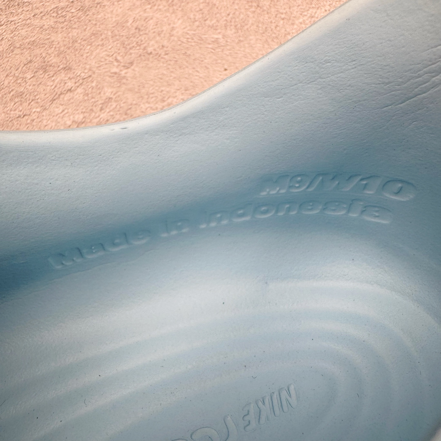 图片[13]-＃DC纯原 NK ReactX Rejuven8 简约舒适百搭洞洞鞋 HV5060-301 重金购入原鞋及原档案磨具生产指令开发 唯一正确组合大底 组合侧面Logo 鞋头不过分上翘 后跟Logo 凹凸明显 轮廓分明 LOGO内侧钢印清晰工整 原厂磨具全鞋无多余毛边 同源公司EVA粒子环保塑料 原厂指令配方 无任何异味 弹性卡色均保持原鞋一致 匠心打造 鞋口弧度大小 鞋面色泽质感同步原鞋 LOGO内侧钢印清晰工整 从名字就能看出，这款鞋搭载了React X缓震科技，保证了舒适的脚感和轻盈的穿着体验。设计上，这双鞋采用了近几年非常流行的洞洞鞋风格，但特别之处在于加入了波浪纹路细节，让整个鞋型看起来更有立体感，视觉上也增添了几分现代感。尺码：36 36.5 37.5 38 38.5 39 40 40.5 41 42 42.5 43 44 44.5 45 46-选品中心