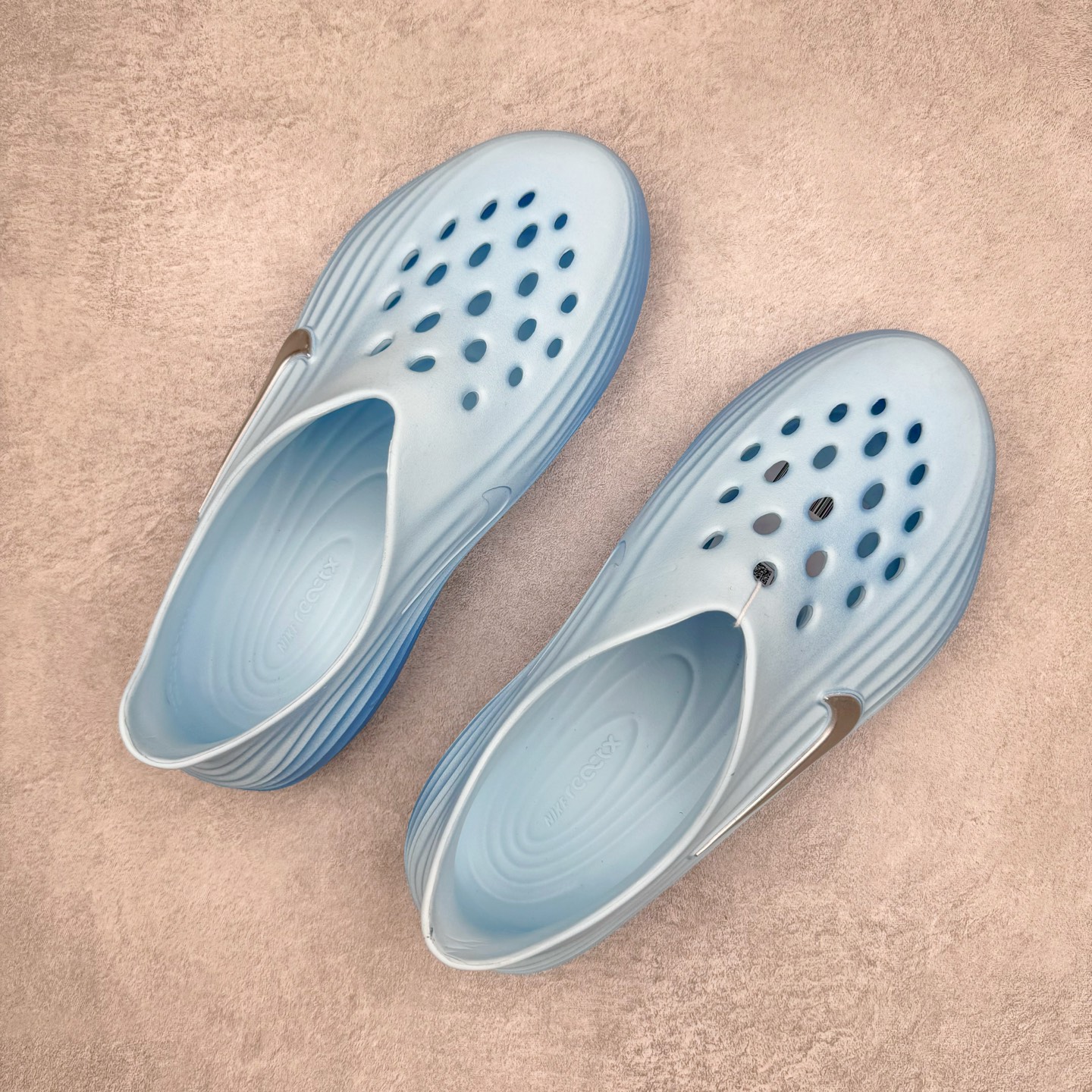 图片[3]-＃DC纯原 NK ReactX Rejuven8 简约舒适百搭洞洞鞋 HV5060-301 重金购入原鞋及原档案磨具生产指令开发 唯一正确组合大底 组合侧面Logo 鞋头不过分上翘 后跟Logo 凹凸明显 轮廓分明 LOGO内侧钢印清晰工整 原厂磨具全鞋无多余毛边 同源公司EVA粒子环保塑料 原厂指令配方 无任何异味 弹性卡色均保持原鞋一致 匠心打造 鞋口弧度大小 鞋面色泽质感同步原鞋 LOGO内侧钢印清晰工整 从名字就能看出，这款鞋搭载了React X缓震科技，保证了舒适的脚感和轻盈的穿着体验。设计上，这双鞋采用了近几年非常流行的洞洞鞋风格，但特别之处在于加入了波浪纹路细节，让整个鞋型看起来更有立体感，视觉上也增添了几分现代感。尺码：36 36.5 37.5 38 38.5 39 40 40.5 41 42 42.5 43 44 44.5 45 46-选品中心