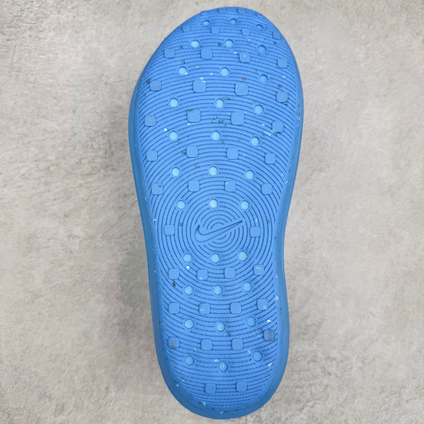 图片[9]-＃DC纯原 NK ReactX Rejuven8 简约舒适百搭洞洞鞋 HV5060-301 重金购入原鞋及原档案磨具生产指令开发 唯一正确组合大底 组合侧面Logo 鞋头不过分上翘 后跟Logo 凹凸明显 轮廓分明 LOGO内侧钢印清晰工整 原厂磨具全鞋无多余毛边 同源公司EVA粒子环保塑料 原厂指令配方 无任何异味 弹性卡色均保持原鞋一致 匠心打造 鞋口弧度大小 鞋面色泽质感同步原鞋 LOGO内侧钢印清晰工整 从名字就能看出，这款鞋搭载了React X缓震科技，保证了舒适的脚感和轻盈的穿着体验。设计上，这双鞋采用了近几年非常流行的洞洞鞋风格，但特别之处在于加入了波浪纹路细节，让整个鞋型看起来更有立体感，视觉上也增添了几分现代感。尺码：36 36.5 37.5 38 38.5 39 40 40.5 41 42 42.5 43 44 44.5 45 46-选品中心