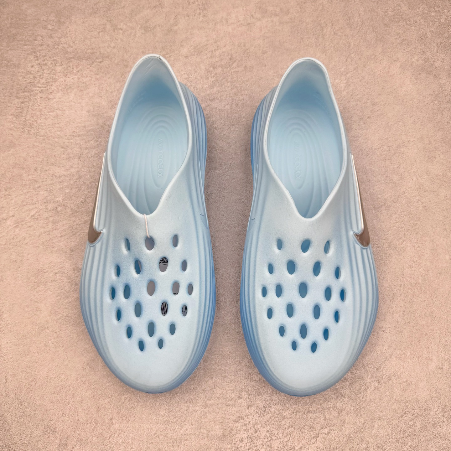 图片[2]-＃DC纯原 NK ReactX Rejuven8 简约舒适百搭洞洞鞋 HV5060-301 重金购入原鞋及原档案磨具生产指令开发 唯一正确组合大底 组合侧面Logo 鞋头不过分上翘 后跟Logo 凹凸明显 轮廓分明 LOGO内侧钢印清晰工整 原厂磨具全鞋无多余毛边 同源公司EVA粒子环保塑料 原厂指令配方 无任何异味 弹性卡色均保持原鞋一致 匠心打造 鞋口弧度大小 鞋面色泽质感同步原鞋 LOGO内侧钢印清晰工整 从名字就能看出，这款鞋搭载了React X缓震科技，保证了舒适的脚感和轻盈的穿着体验。设计上，这双鞋采用了近几年非常流行的洞洞鞋风格，但特别之处在于加入了波浪纹路细节，让整个鞋型看起来更有立体感，视觉上也增添了几分现代感。尺码：36 36.5 37.5 38 38.5 39 40 40.5 41 42 42.5 43 44 44.5 45 46-选品中心