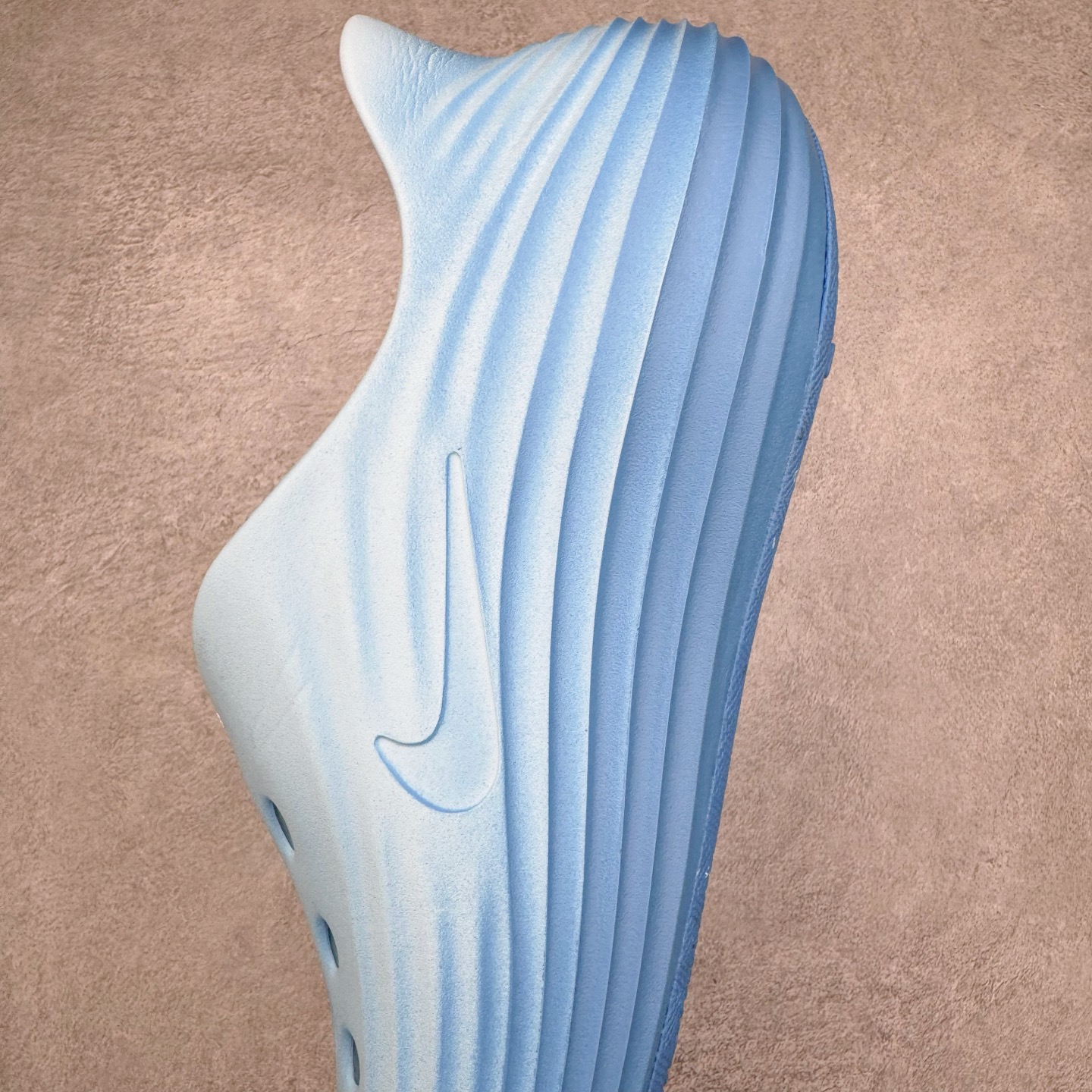 图片[7]-＃DC纯原 NK ReactX Rejuven8 简约舒适百搭洞洞鞋 HV5060-301 重金购入原鞋及原档案磨具生产指令开发 唯一正确组合大底 组合侧面Logo 鞋头不过分上翘 后跟Logo 凹凸明显 轮廓分明 LOGO内侧钢印清晰工整 原厂磨具全鞋无多余毛边 同源公司EVA粒子环保塑料 原厂指令配方 无任何异味 弹性卡色均保持原鞋一致 匠心打造 鞋口弧度大小 鞋面色泽质感同步原鞋 LOGO内侧钢印清晰工整 从名字就能看出，这款鞋搭载了React X缓震科技，保证了舒适的脚感和轻盈的穿着体验。设计上，这双鞋采用了近几年非常流行的洞洞鞋风格，但特别之处在于加入了波浪纹路细节，让整个鞋型看起来更有立体感，视觉上也增添了几分现代感。尺码：36 36.5 37.5 38 38.5 39 40 40.5 41 42 42.5 43 44 44.5 45 46-选品中心