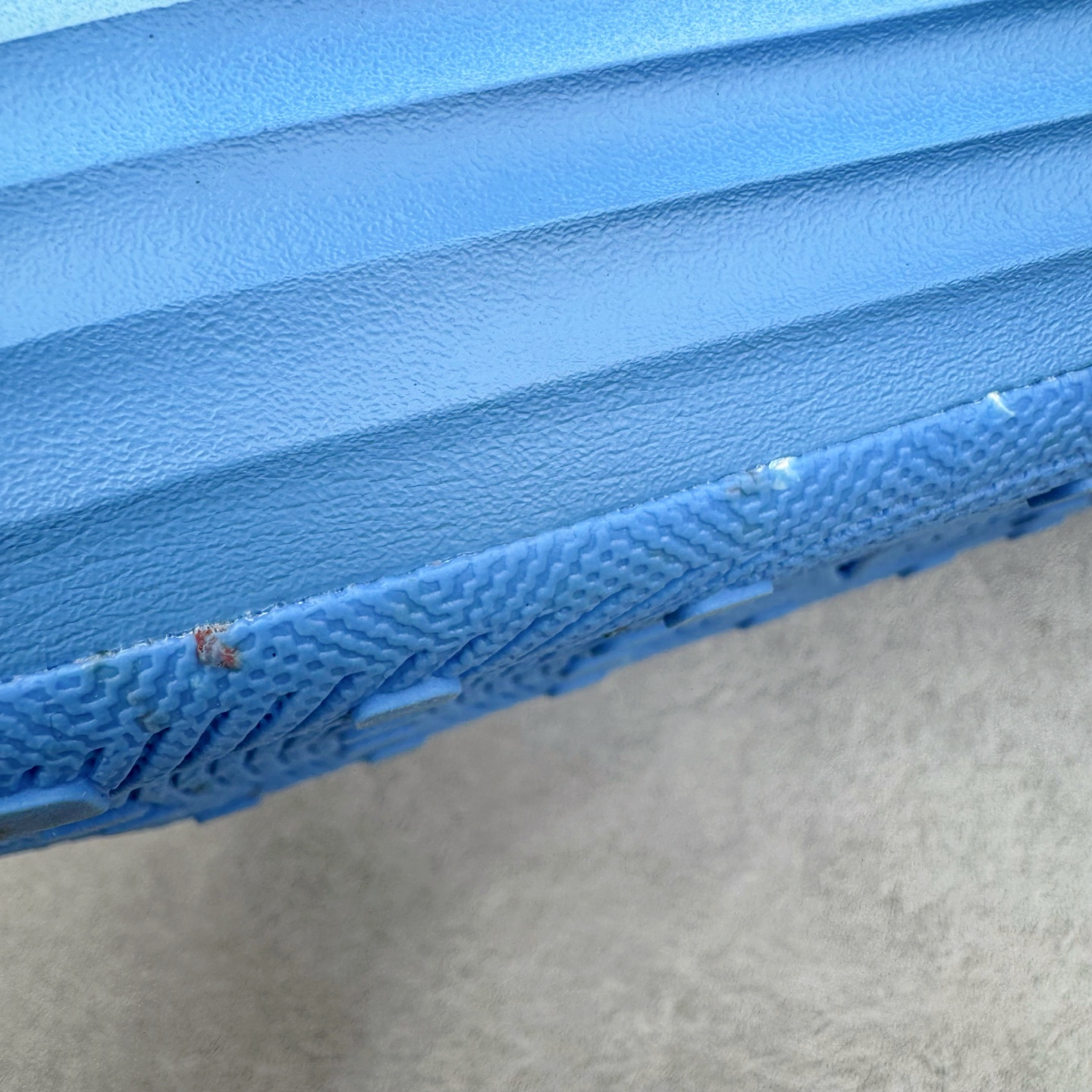 图片[17]-＃DC纯原 NK ReactX Rejuven8 简约舒适百搭洞洞鞋 HV5060-301 重金购入原鞋及原档案磨具生产指令开发 唯一正确组合大底 组合侧面Logo 鞋头不过分上翘 后跟Logo 凹凸明显 轮廓分明 LOGO内侧钢印清晰工整 原厂磨具全鞋无多余毛边 同源公司EVA粒子环保塑料 原厂指令配方 无任何异味 弹性卡色均保持原鞋一致 匠心打造 鞋口弧度大小 鞋面色泽质感同步原鞋 LOGO内侧钢印清晰工整 从名字就能看出，这款鞋搭载了React X缓震科技，保证了舒适的脚感和轻盈的穿着体验。设计上，这双鞋采用了近几年非常流行的洞洞鞋风格，但特别之处在于加入了波浪纹路细节，让整个鞋型看起来更有立体感，视觉上也增添了几分现代感。尺码：36 36.5 37.5 38 38.5 39 40 40.5 41 42 42.5 43 44 44.5 45 46-选品中心