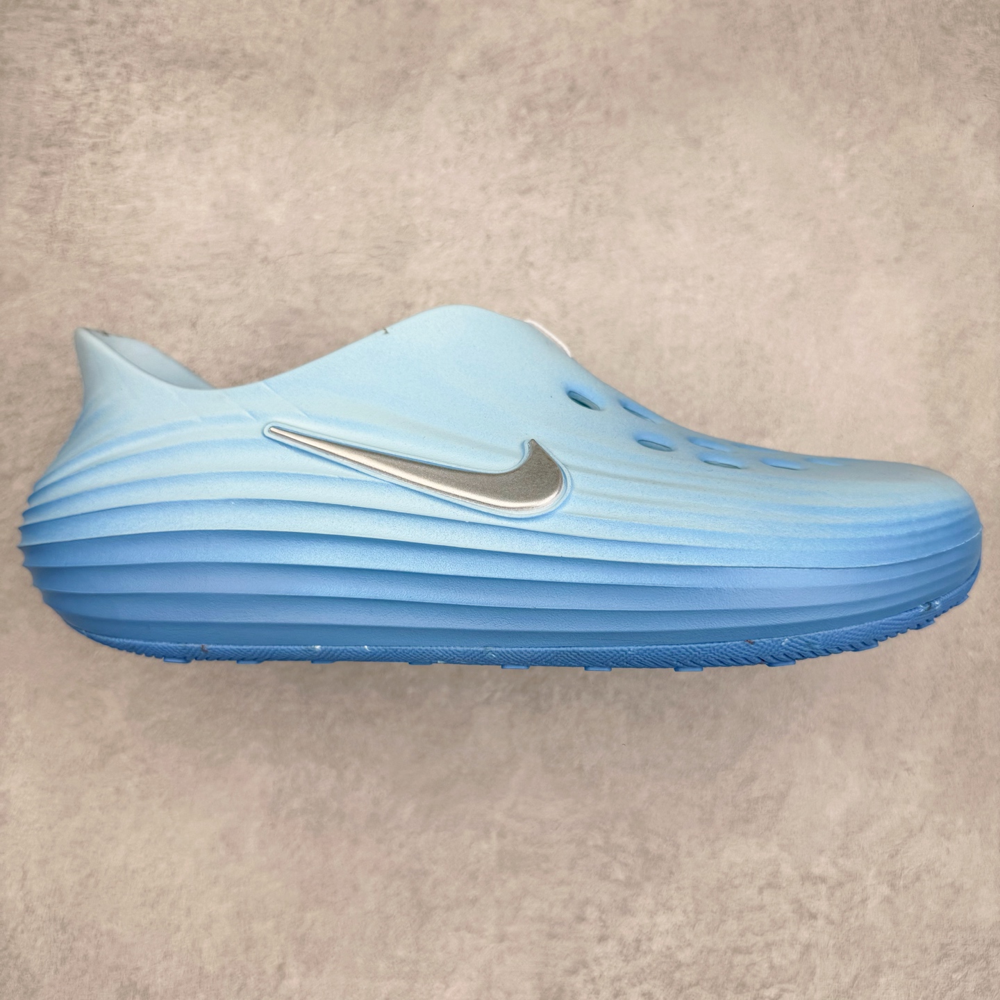 ＃DC纯原 NK ReactX Rejuven8 简约舒适百搭洞洞鞋 HV5060-301 重金购入原鞋及原档案磨具生产指令开发 唯一正确组合大底 组合侧面Logo 鞋头不过分上翘 后跟Logo 凹凸明显 轮廓分明 LOGO内侧钢印清晰工整 原厂磨具全鞋无多余毛边 同源公司EVA粒子环保塑料 原厂指令配方 无任何异味 弹性卡色均保持原鞋一致 匠心打造 鞋口弧度大小 鞋面色泽质感同步原鞋 LOGO内侧钢印清晰工整 从名字就能看出，这款鞋搭载了React X缓震科技，保证了舒适的脚感和轻盈的穿着体验。设计上，这双鞋采用了近几年非常流行的洞洞鞋风格，但特别之处在于加入了波浪纹路细节，让整个鞋型看起来更有立体感，视觉上也增添了几分现代感。尺码：36 36.5 37.5 38 38.5 39 40 40.5 41 42 42.5 43 44 44.5 45 46-选品中心