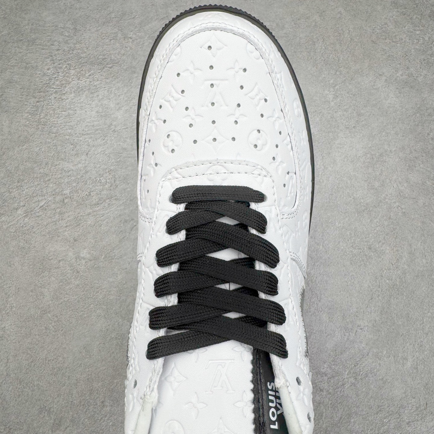 图片[4]-Louis Vuitton x NK Air Force 1 联名款 空军一号低帮休闲运动板鞋 毫无疑问 今年的鞋王非 LV x Air Force1 莫属 LV 的强强联名 再加上是 Virgil Abloh 联名鞋款的绝唱系列 让鞋头们又多了一个不得不买的理由 苏富比在官方 ins 账号上发布了 LV x Nike Air Force 1 第一波发售信息，会以线上拍卖的形式在苏富比网站上进行发售 限量200双 尺码从 US5到 US18 每双鞋的起拍价为2,000美元 预估价在5,000-15,000美元 拍卖所得收益将全数捐赠给 Virgil Abloh 创立的「Post-Modern」奖学金基金 拍卖时间从1月26日进行到2月8日 发售的第一双是最具代表性的小牛皮 LV 老花款式 它集合了 LV 与 Virgil 最经典的设计 鞋身拼接了 LV 两大经典 monogram 印花和 damier 棋盘格元素 侧面、鞋带上的“AIR”“LACET”字样是 Virgil 的招牌设计 白色中底搭配 LV 经典棕色 尽显奢华魅力 此次拍卖还会附带特别版皮质鞋盒 通体一身的橘色鞋盒印满了 LV monogram 老花 顶部搭配了白色锁扣以及 Swoosh 吊饰 日常还可以当作旅行箱使用 尺码：36 36.5 37.5 38 38.5 39 40 40.5 41 42 42.5 43 44 44.5 45-选品中心