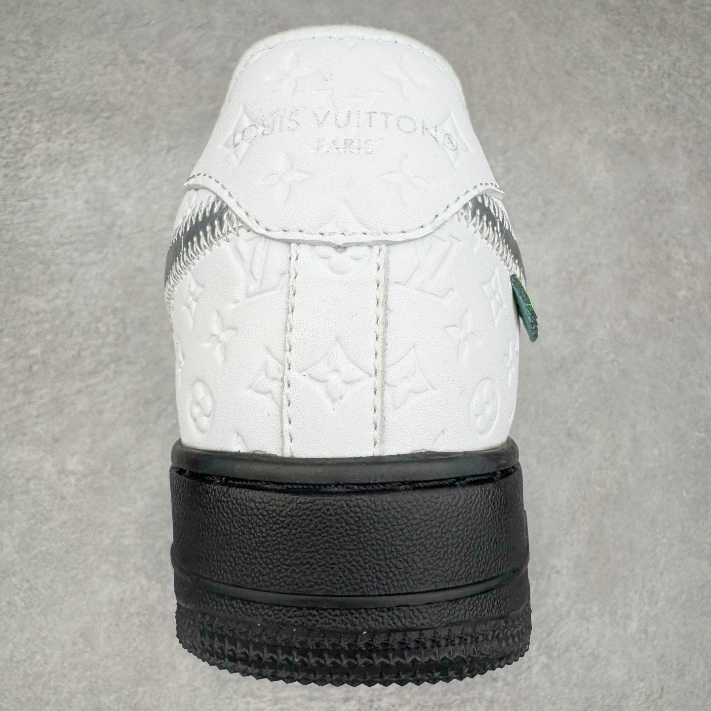 图片[8]-Louis Vuitton x NK Air Force 1 联名款 空军一号低帮休闲运动板鞋 毫无疑问 今年的鞋王非 LV x Air Force1 莫属 LV 的强强联名 再加上是 Virgil Abloh 联名鞋款的绝唱系列 让鞋头们又多了一个不得不买的理由 苏富比在官方 ins 账号上发布了 LV x Nike Air Force 1 第一波发售信息，会以线上拍卖的形式在苏富比网站上进行发售 限量200双 尺码从 US5到 US18 每双鞋的起拍价为2,000美元 预估价在5,000-15,000美元 拍卖所得收益将全数捐赠给 Virgil Abloh 创立的「Post-Modern」奖学金基金 拍卖时间从1月26日进行到2月8日 发售的第一双是最具代表性的小牛皮 LV 老花款式 它集合了 LV 与 Virgil 最经典的设计 鞋身拼接了 LV 两大经典 monogram 印花和 damier 棋盘格元素 侧面、鞋带上的“AIR”“LACET”字样是 Virgil 的招牌设计 白色中底搭配 LV 经典棕色 尽显奢华魅力 此次拍卖还会附带特别版皮质鞋盒 通体一身的橘色鞋盒印满了 LV monogram 老花 顶部搭配了白色锁扣以及 Swoosh 吊饰 日常还可以当作旅行箱使用 尺码：36 36.5 37.5 38 38.5 39 40 40.5 41 42 42.5 43 44 44.5 45-选品中心