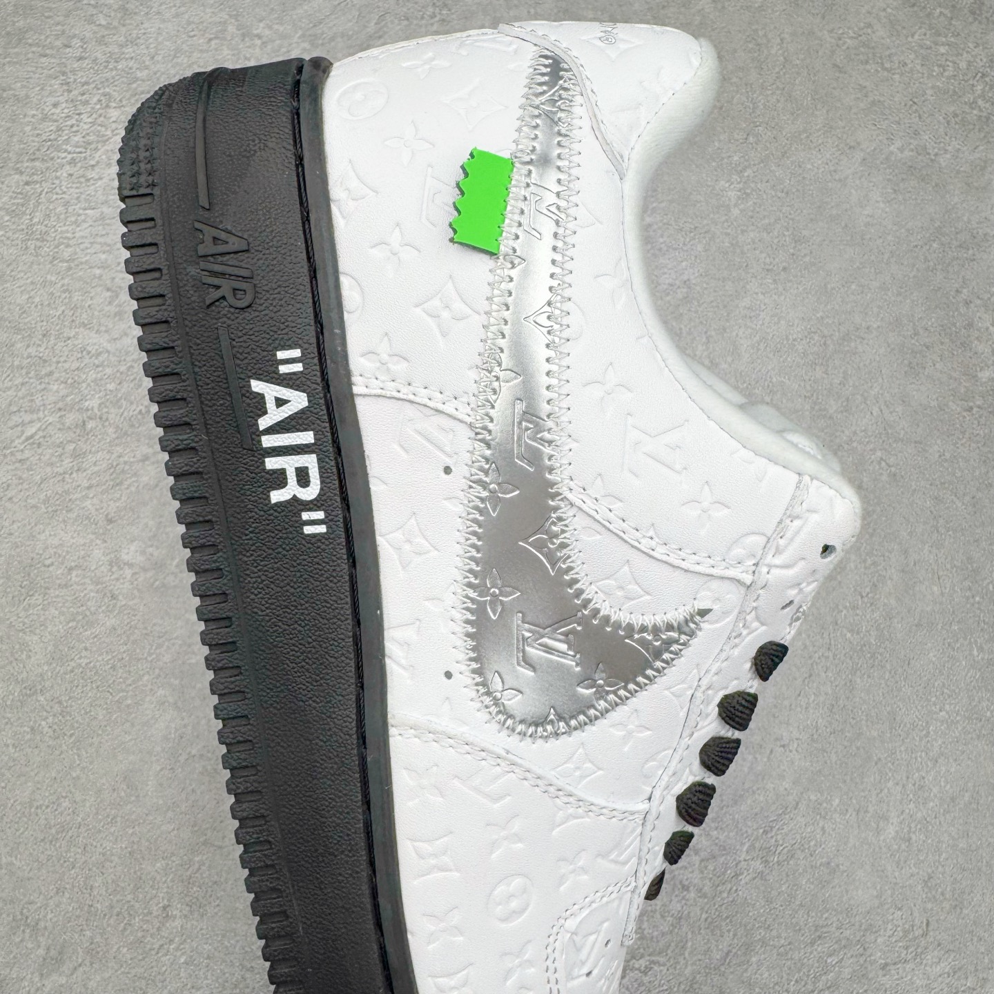 图片[6]-Louis Vuitton x NK Air Force 1 联名款 空军一号低帮休闲运动板鞋 毫无疑问 今年的鞋王非 LV x Air Force1 莫属 LV 的强强联名 再加上是 Virgil Abloh 联名鞋款的绝唱系列 让鞋头们又多了一个不得不买的理由 苏富比在官方 ins 账号上发布了 LV x Nike Air Force 1 第一波发售信息，会以线上拍卖的形式在苏富比网站上进行发售 限量200双 尺码从 US5到 US18 每双鞋的起拍价为2,000美元 预估价在5,000-15,000美元 拍卖所得收益将全数捐赠给 Virgil Abloh 创立的「Post-Modern」奖学金基金 拍卖时间从1月26日进行到2月8日 发售的第一双是最具代表性的小牛皮 LV 老花款式 它集合了 LV 与 Virgil 最经典的设计 鞋身拼接了 LV 两大经典 monogram 印花和 damier 棋盘格元素 侧面、鞋带上的“AIR”“LACET”字样是 Virgil 的招牌设计 白色中底搭配 LV 经典棕色 尽显奢华魅力 此次拍卖还会附带特别版皮质鞋盒 通体一身的橘色鞋盒印满了 LV monogram 老花 顶部搭配了白色锁扣以及 Swoosh 吊饰 日常还可以当作旅行箱使用 尺码：36 36.5 37.5 38 38.5 39 40 40.5 41 42 42.5 43 44 44.5 45-选品中心