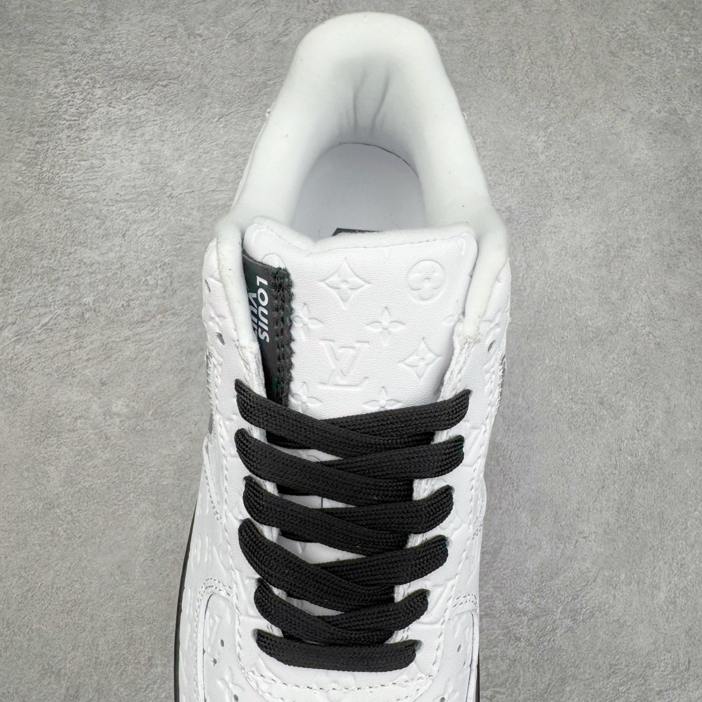 图片[5]-Louis Vuitton x NK Air Force 1 联名款 空军一号低帮休闲运动板鞋 毫无疑问 今年的鞋王非 LV x Air Force1 莫属 LV 的强强联名 再加上是 Virgil Abloh 联名鞋款的绝唱系列 让鞋头们又多了一个不得不买的理由 苏富比在官方 ins 账号上发布了 LV x Nike Air Force 1 第一波发售信息，会以线上拍卖的形式在苏富比网站上进行发售 限量200双 尺码从 US5到 US18 每双鞋的起拍价为2,000美元 预估价在5,000-15,000美元 拍卖所得收益将全数捐赠给 Virgil Abloh 创立的「Post-Modern」奖学金基金 拍卖时间从1月26日进行到2月8日 发售的第一双是最具代表性的小牛皮 LV 老花款式 它集合了 LV 与 Virgil 最经典的设计 鞋身拼接了 LV 两大经典 monogram 印花和 damier 棋盘格元素 侧面、鞋带上的“AIR”“LACET”字样是 Virgil 的招牌设计 白色中底搭配 LV 经典棕色 尽显奢华魅力 此次拍卖还会附带特别版皮质鞋盒 通体一身的橘色鞋盒印满了 LV monogram 老花 顶部搭配了白色锁扣以及 Swoosh 吊饰 日常还可以当作旅行箱使用 尺码：36 36.5 37.5 38 38.5 39 40 40.5 41 42 42.5 43 44 44.5 45-选品中心