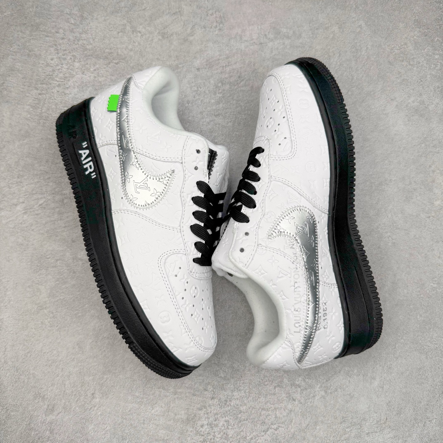 图片[3]-Louis Vuitton x NK Air Force 1 联名款 空军一号低帮休闲运动板鞋 毫无疑问 今年的鞋王非 LV x Air Force1 莫属 LV 的强强联名 再加上是 Virgil Abloh 联名鞋款的绝唱系列 让鞋头们又多了一个不得不买的理由 苏富比在官方 ins 账号上发布了 LV x Nike Air Force 1 第一波发售信息，会以线上拍卖的形式在苏富比网站上进行发售 限量200双 尺码从 US5到 US18 每双鞋的起拍价为2,000美元 预估价在5,000-15,000美元 拍卖所得收益将全数捐赠给 Virgil Abloh 创立的「Post-Modern」奖学金基金 拍卖时间从1月26日进行到2月8日 发售的第一双是最具代表性的小牛皮 LV 老花款式 它集合了 LV 与 Virgil 最经典的设计 鞋身拼接了 LV 两大经典 monogram 印花和 damier 棋盘格元素 侧面、鞋带上的“AIR”“LACET”字样是 Virgil 的招牌设计 白色中底搭配 LV 经典棕色 尽显奢华魅力 此次拍卖还会附带特别版皮质鞋盒 通体一身的橘色鞋盒印满了 LV monogram 老花 顶部搭配了白色锁扣以及 Swoosh 吊饰 日常还可以当作旅行箱使用 尺码：36 36.5 37.5 38 38.5 39 40 40.5 41 42 42.5 43 44 44.5 45-选品中心