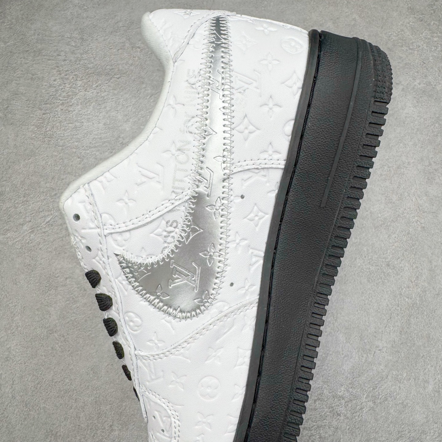 图片[7]-Louis Vuitton x NK Air Force 1 联名款 空军一号低帮休闲运动板鞋 毫无疑问 今年的鞋王非 LV x Air Force1 莫属 LV 的强强联名 再加上是 Virgil Abloh 联名鞋款的绝唱系列 让鞋头们又多了一个不得不买的理由 苏富比在官方 ins 账号上发布了 LV x Nike Air Force 1 第一波发售信息，会以线上拍卖的形式在苏富比网站上进行发售 限量200双 尺码从 US5到 US18 每双鞋的起拍价为2,000美元 预估价在5,000-15,000美元 拍卖所得收益将全数捐赠给 Virgil Abloh 创立的「Post-Modern」奖学金基金 拍卖时间从1月26日进行到2月8日 发售的第一双是最具代表性的小牛皮 LV 老花款式 它集合了 LV 与 Virgil 最经典的设计 鞋身拼接了 LV 两大经典 monogram 印花和 damier 棋盘格元素 侧面、鞋带上的“AIR”“LACET”字样是 Virgil 的招牌设计 白色中底搭配 LV 经典棕色 尽显奢华魅力 此次拍卖还会附带特别版皮质鞋盒 通体一身的橘色鞋盒印满了 LV monogram 老花 顶部搭配了白色锁扣以及 Swoosh 吊饰 日常还可以当作旅行箱使用 尺码：36 36.5 37.5 38 38.5 39 40 40.5 41 42 42.5 43 44 44.5 45-选品中心