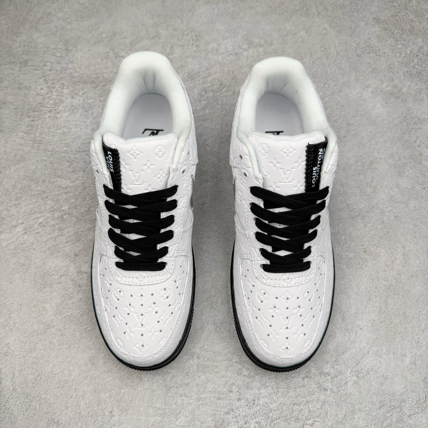 图片[2]-Louis Vuitton x NK Air Force 1 联名款 空军一号低帮休闲运动板鞋 毫无疑问 今年的鞋王非 LV x Air Force1 莫属 LV 的强强联名 再加上是 Virgil Abloh 联名鞋款的绝唱系列 让鞋头们又多了一个不得不买的理由 苏富比在官方 ins 账号上发布了 LV x Nike Air Force 1 第一波发售信息，会以线上拍卖的形式在苏富比网站上进行发售 限量200双 尺码从 US5到 US18 每双鞋的起拍价为2,000美元 预估价在5,000-15,000美元 拍卖所得收益将全数捐赠给 Virgil Abloh 创立的「Post-Modern」奖学金基金 拍卖时间从1月26日进行到2月8日 发售的第一双是最具代表性的小牛皮 LV 老花款式 它集合了 LV 与 Virgil 最经典的设计 鞋身拼接了 LV 两大经典 monogram 印花和 damier 棋盘格元素 侧面、鞋带上的“AIR”“LACET”字样是 Virgil 的招牌设计 白色中底搭配 LV 经典棕色 尽显奢华魅力 此次拍卖还会附带特别版皮质鞋盒 通体一身的橘色鞋盒印满了 LV monogram 老花 顶部搭配了白色锁扣以及 Swoosh 吊饰 日常还可以当作旅行箱使用 尺码：36 36.5 37.5 38 38.5 39 40 40.5 41 42 42.5 43 44 44.5 45-选品中心