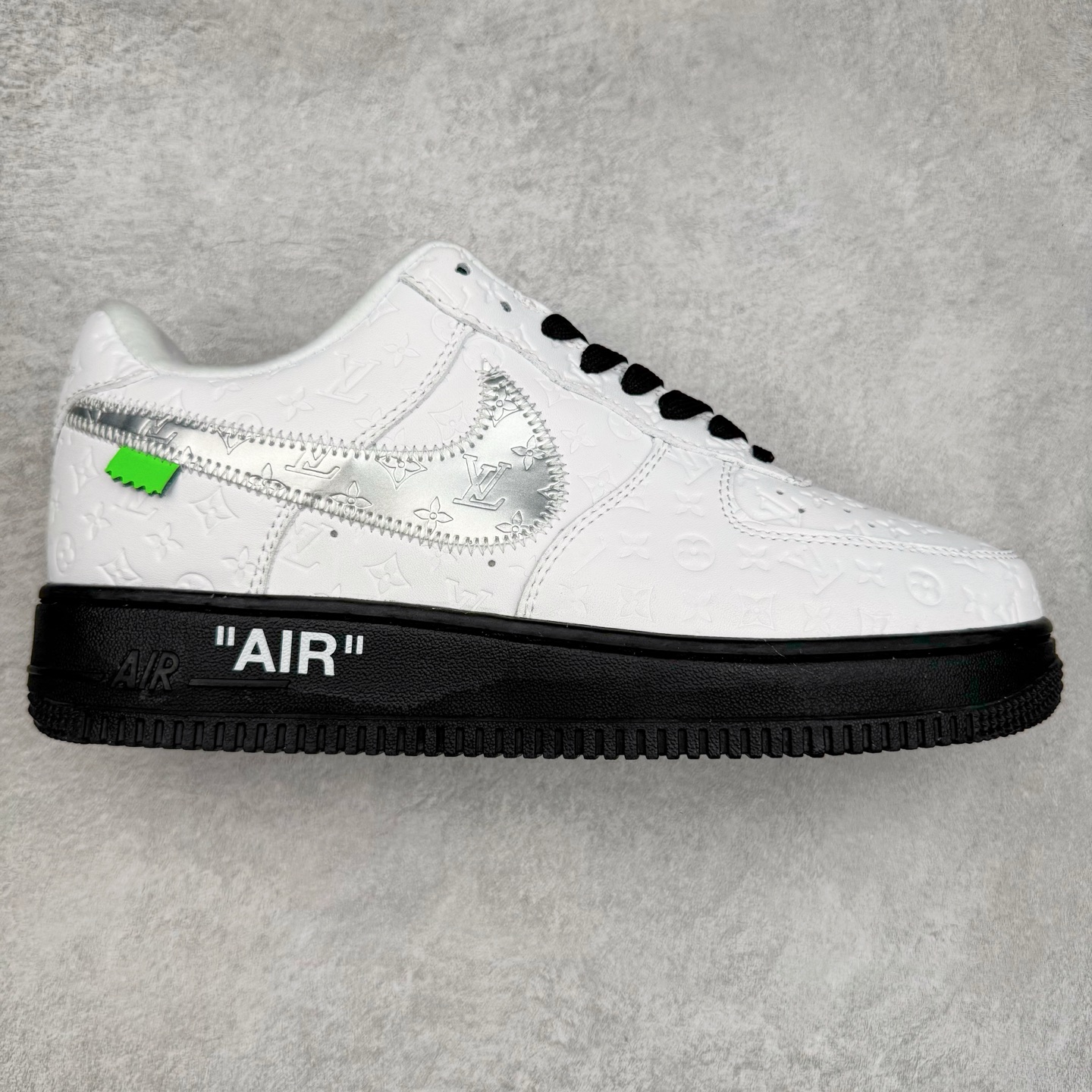 Louis Vuitton x NK Air Force 1 联名款 空军一号低帮休闲运动板鞋 毫无疑问 今年的鞋王非 LV x Air Force1 莫属 LV 的强强联名 再加上是 Virgil Abloh 联名鞋款的绝唱系列 让鞋头们又多了一个不得不买的理由 苏富比在官方 ins 账号上发布了 LV x Nike Air Force 1 第一波发售信息，会以线上拍卖的形式在苏富比网站上进行发售 限量200双 尺码从 US5到 US18 每双鞋的起拍价为2,000美元 预估价在5,000-15,000美元 拍卖所得收益将全数捐赠给 Virgil Abloh 创立的「Post-Modern」奖学金基金 拍卖时间从1月26日进行到2月8日 发售的第一双是最具代表性的小牛皮 LV 老花款式 它集合了 LV 与 Virgil 最经典的设计 鞋身拼接了 LV 两大经典 monogram 印花和 damier 棋盘格元素 侧面、鞋带上的“AIR”“LACET”字样是 Virgil 的招牌设计 白色中底搭配 LV 经典棕色 尽显奢华魅力 此次拍卖还会附带特别版皮质鞋盒 通体一身的橘色鞋盒印满了 LV monogram 老花 顶部搭配了白色锁扣以及 Swoosh 吊饰 日常还可以当作旅行箱使用 尺码：36 36.5 37.5 38 38.5 39 40 40.5 41 42 42.5 43 44 44.5 45-选品中心