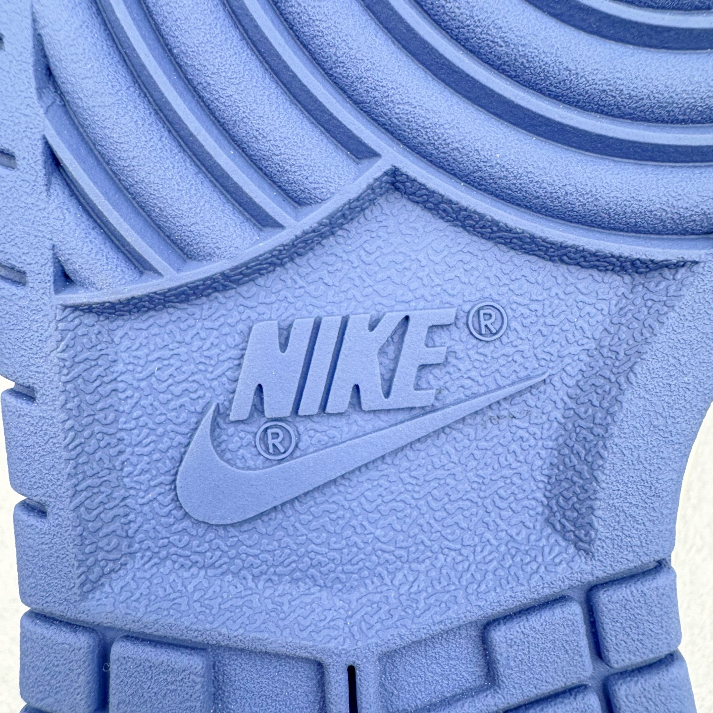 图片[20]-＃YC纯原 NK Dunk Low 亿万少年 WB0320-019 此款以纯净白鞋面为主体，象征着新生力量的无限可能，鞋头覆盖高密黑色磨砂皮革，对应新贵西装同款哑光质感，雾霾蓝Swoosh自带华尔街锋芒，后套烙印「 YOUNG & RICH 」印花，誓达年轻且富裕的自我态度，最后以藏蓝鞋底完善整体设计。从教室到街头，从实习到创业场，用潮能全开的姿态收割每个战场。定制系列天花板 无原鞋不开发 全系列得物原鞋一比一校对开发 配色持续更新中 终端对接 优势输出 全套原厂楦头原纸板数据档案倾力打造 原汁原味莞产 极致还原 圈内最强针车工艺 高端零售指定版 广东原厂配套原盒原标 鞋盒分三个尺码段 原厂冲刀 超高清洁度 全鞋零毛边皮料切割 采用原厂百宏鞋带以及原厂百宏织唛舌标 内标可供原厂几率过验 进口原装条纹中底布 四线拉帮白色点胶 原厂拉帮手法遵循公司 原厂电绣 极致还原 尺码：36 36.5 37.5 38 38.5 39 40 40.5 41 42 42.5 43 44 44.5 45 46-选品中心