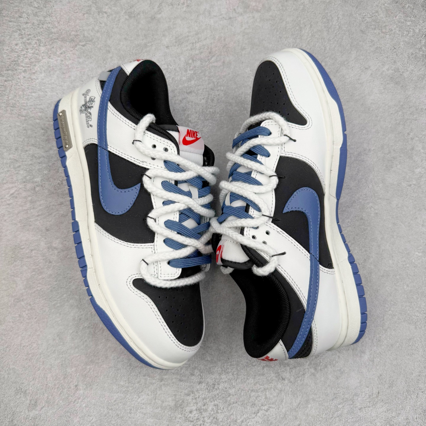 图片[3]-＃YC纯原 NK Dunk Low 亿万少年 WB0320-019 此款以纯净白鞋面为主体，象征着新生力量的无限可能，鞋头覆盖高密黑色磨砂皮革，对应新贵西装同款哑光质感，雾霾蓝Swoosh自带华尔街锋芒，后套烙印「 YOUNG & RICH 」印花，誓达年轻且富裕的自我态度，最后以藏蓝鞋底完善整体设计。从教室到街头，从实习到创业场，用潮能全开的姿态收割每个战场。定制系列天花板 无原鞋不开发 全系列得物原鞋一比一校对开发 配色持续更新中 终端对接 优势输出 全套原厂楦头原纸板数据档案倾力打造 原汁原味莞产 极致还原 圈内最强针车工艺 高端零售指定版 广东原厂配套原盒原标 鞋盒分三个尺码段 原厂冲刀 超高清洁度 全鞋零毛边皮料切割 采用原厂百宏鞋带以及原厂百宏织唛舌标 内标可供原厂几率过验 进口原装条纹中底布 四线拉帮白色点胶 原厂拉帮手法遵循公司 原厂电绣 极致还原 尺码：36 36.5 37.5 38 38.5 39 40 40.5 41 42 42.5 43 44 44.5 45 46-选品中心