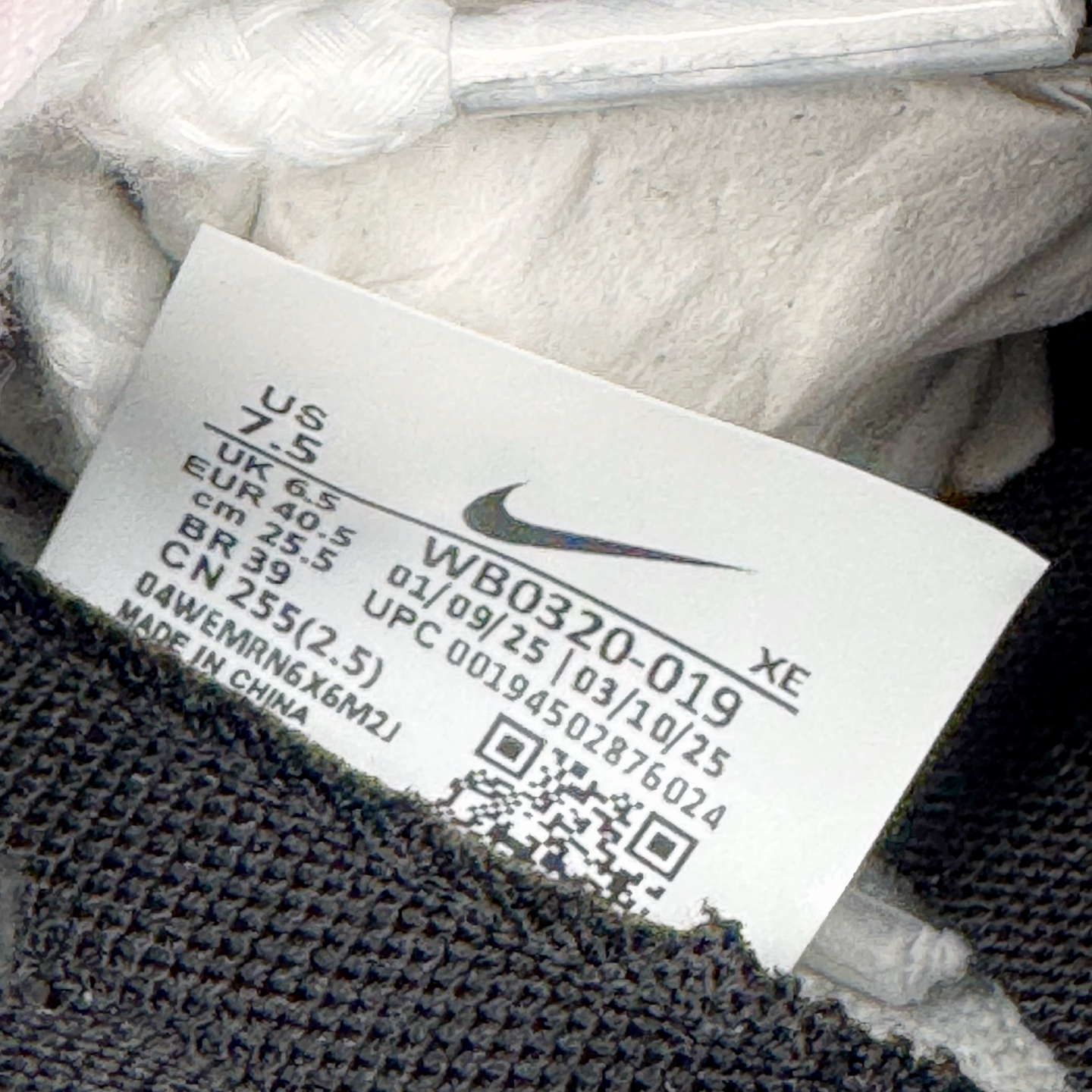 图片[16]-＃YC纯原 NK Dunk Low 亿万少年 WB0320-019 此款以纯净白鞋面为主体，象征着新生力量的无限可能，鞋头覆盖高密黑色磨砂皮革，对应新贵西装同款哑光质感，雾霾蓝Swoosh自带华尔街锋芒，后套烙印「 YOUNG & RICH 」印花，誓达年轻且富裕的自我态度，最后以藏蓝鞋底完善整体设计。从教室到街头，从实习到创业场，用潮能全开的姿态收割每个战场。定制系列天花板 无原鞋不开发 全系列得物原鞋一比一校对开发 配色持续更新中 终端对接 优势输出 全套原厂楦头原纸板数据档案倾力打造 原汁原味莞产 极致还原 圈内最强针车工艺 高端零售指定版 广东原厂配套原盒原标 鞋盒分三个尺码段 原厂冲刀 超高清洁度 全鞋零毛边皮料切割 采用原厂百宏鞋带以及原厂百宏织唛舌标 内标可供原厂几率过验 进口原装条纹中底布 四线拉帮白色点胶 原厂拉帮手法遵循公司 原厂电绣 极致还原 尺码：36 36.5 37.5 38 38.5 39 40 40.5 41 42 42.5 43 44 44.5 45 46-选品中心