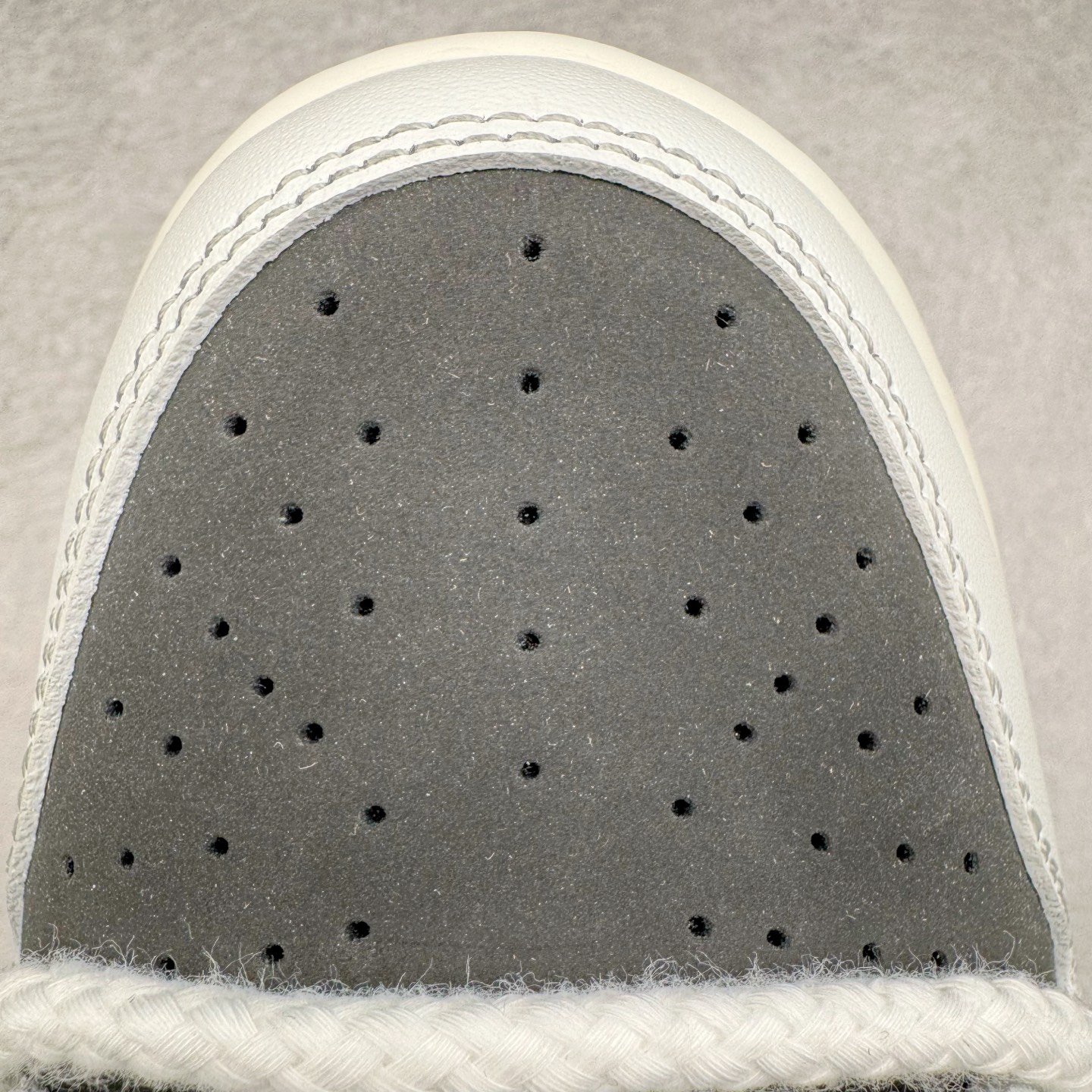 图片[15]-＃YC纯原 NK Dunk Low 亿万少年 WB0320-019 此款以纯净白鞋面为主体，象征着新生力量的无限可能，鞋头覆盖高密黑色磨砂皮革，对应新贵西装同款哑光质感，雾霾蓝Swoosh自带华尔街锋芒，后套烙印「 YOUNG & RICH 」印花，誓达年轻且富裕的自我态度，最后以藏蓝鞋底完善整体设计。从教室到街头，从实习到创业场，用潮能全开的姿态收割每个战场。定制系列天花板 无原鞋不开发 全系列得物原鞋一比一校对开发 配色持续更新中 终端对接 优势输出 全套原厂楦头原纸板数据档案倾力打造 原汁原味莞产 极致还原 圈内最强针车工艺 高端零售指定版 广东原厂配套原盒原标 鞋盒分三个尺码段 原厂冲刀 超高清洁度 全鞋零毛边皮料切割 采用原厂百宏鞋带以及原厂百宏织唛舌标 内标可供原厂几率过验 进口原装条纹中底布 四线拉帮白色点胶 原厂拉帮手法遵循公司 原厂电绣 极致还原 尺码：36 36.5 37.5 38 38.5 39 40 40.5 41 42 42.5 43 44 44.5 45 46-选品中心