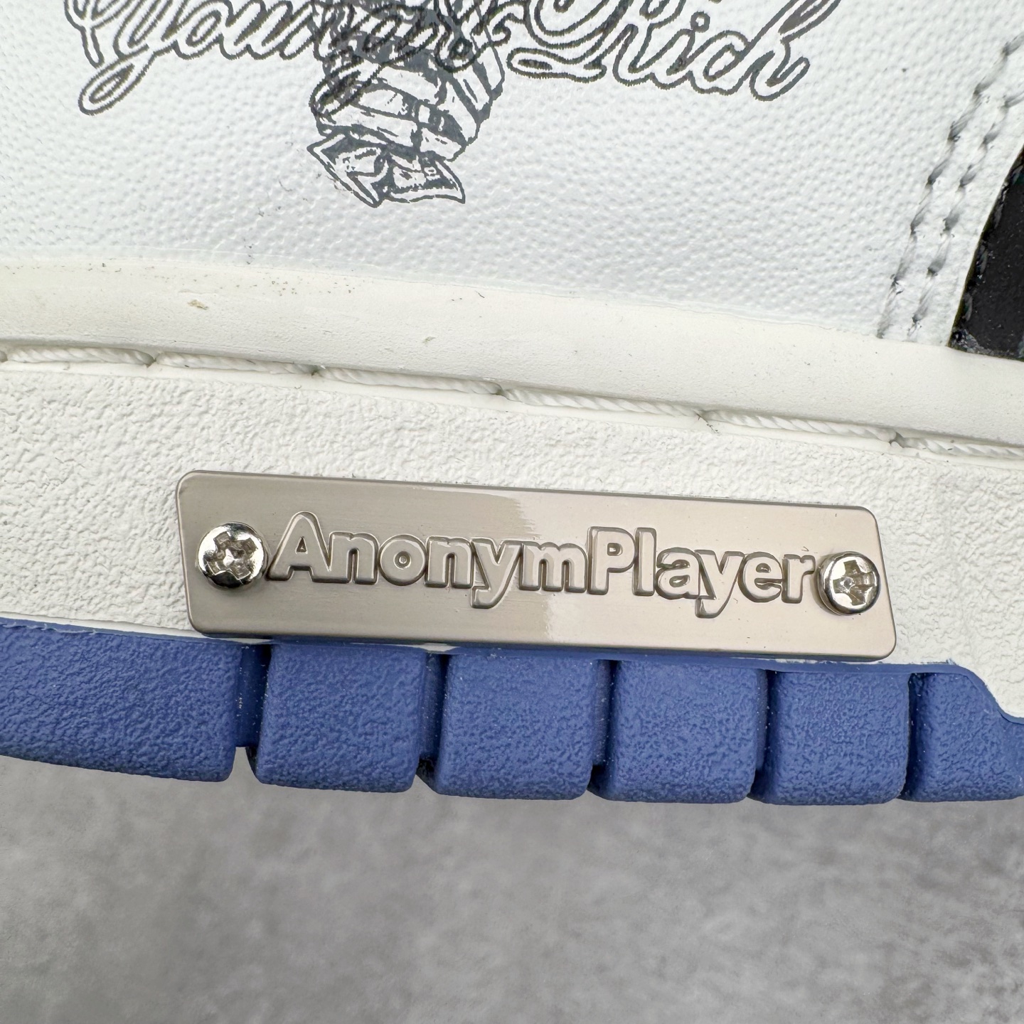 图片[12]-＃YC纯原 NK Dunk Low 亿万少年 WB0320-019 此款以纯净白鞋面为主体，象征着新生力量的无限可能，鞋头覆盖高密黑色磨砂皮革，对应新贵西装同款哑光质感，雾霾蓝Swoosh自带华尔街锋芒，后套烙印「 YOUNG & RICH 」印花，誓达年轻且富裕的自我态度，最后以藏蓝鞋底完善整体设计。从教室到街头，从实习到创业场，用潮能全开的姿态收割每个战场。定制系列天花板 无原鞋不开发 全系列得物原鞋一比一校对开发 配色持续更新中 终端对接 优势输出 全套原厂楦头原纸板数据档案倾力打造 原汁原味莞产 极致还原 圈内最强针车工艺 高端零售指定版 广东原厂配套原盒原标 鞋盒分三个尺码段 原厂冲刀 超高清洁度 全鞋零毛边皮料切割 采用原厂百宏鞋带以及原厂百宏织唛舌标 内标可供原厂几率过验 进口原装条纹中底布 四线拉帮白色点胶 原厂拉帮手法遵循公司 原厂电绣 极致还原 尺码：36 36.5 37.5 38 38.5 39 40 40.5 41 42 42.5 43 44 44.5 45 46-选品中心