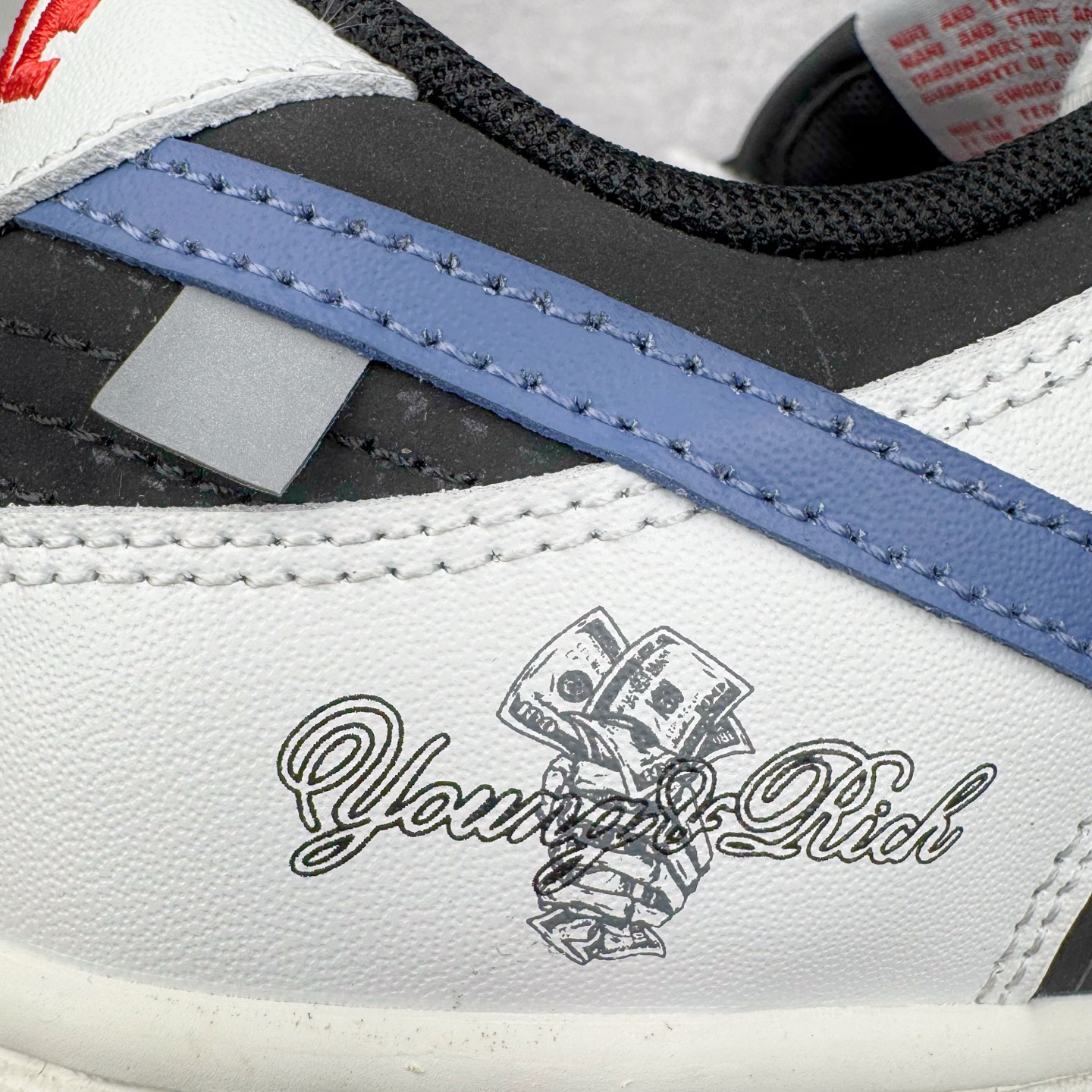 图片[11]-＃YC纯原 NK Dunk Low 亿万少年 WB0320-019 此款以纯净白鞋面为主体，象征着新生力量的无限可能，鞋头覆盖高密黑色磨砂皮革，对应新贵西装同款哑光质感，雾霾蓝Swoosh自带华尔街锋芒，后套烙印「 YOUNG & RICH 」印花，誓达年轻且富裕的自我态度，最后以藏蓝鞋底完善整体设计。从教室到街头，从实习到创业场，用潮能全开的姿态收割每个战场。定制系列天花板 无原鞋不开发 全系列得物原鞋一比一校对开发 配色持续更新中 终端对接 优势输出 全套原厂楦头原纸板数据档案倾力打造 原汁原味莞产 极致还原 圈内最强针车工艺 高端零售指定版 广东原厂配套原盒原标 鞋盒分三个尺码段 原厂冲刀 超高清洁度 全鞋零毛边皮料切割 采用原厂百宏鞋带以及原厂百宏织唛舌标 内标可供原厂几率过验 进口原装条纹中底布 四线拉帮白色点胶 原厂拉帮手法遵循公司 原厂电绣 极致还原 尺码：36 36.5 37.5 38 38.5 39 40 40.5 41 42 42.5 43 44 44.5 45 46-选品中心