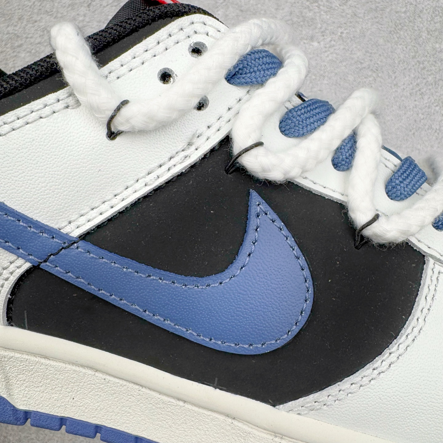 图片[13]-＃YC纯原 NK Dunk Low 亿万少年 WB0320-019 此款以纯净白鞋面为主体，象征着新生力量的无限可能，鞋头覆盖高密黑色磨砂皮革，对应新贵西装同款哑光质感，雾霾蓝Swoosh自带华尔街锋芒，后套烙印「 YOUNG & RICH 」印花，誓达年轻且富裕的自我态度，最后以藏蓝鞋底完善整体设计。从教室到街头，从实习到创业场，用潮能全开的姿态收割每个战场。定制系列天花板 无原鞋不开发 全系列得物原鞋一比一校对开发 配色持续更新中 终端对接 优势输出 全套原厂楦头原纸板数据档案倾力打造 原汁原味莞产 极致还原 圈内最强针车工艺 高端零售指定版 广东原厂配套原盒原标 鞋盒分三个尺码段 原厂冲刀 超高清洁度 全鞋零毛边皮料切割 采用原厂百宏鞋带以及原厂百宏织唛舌标 内标可供原厂几率过验 进口原装条纹中底布 四线拉帮白色点胶 原厂拉帮手法遵循公司 原厂电绣 极致还原 尺码：36 36.5 37.5 38 38.5 39 40 40.5 41 42 42.5 43 44 44.5 45 46-选品中心