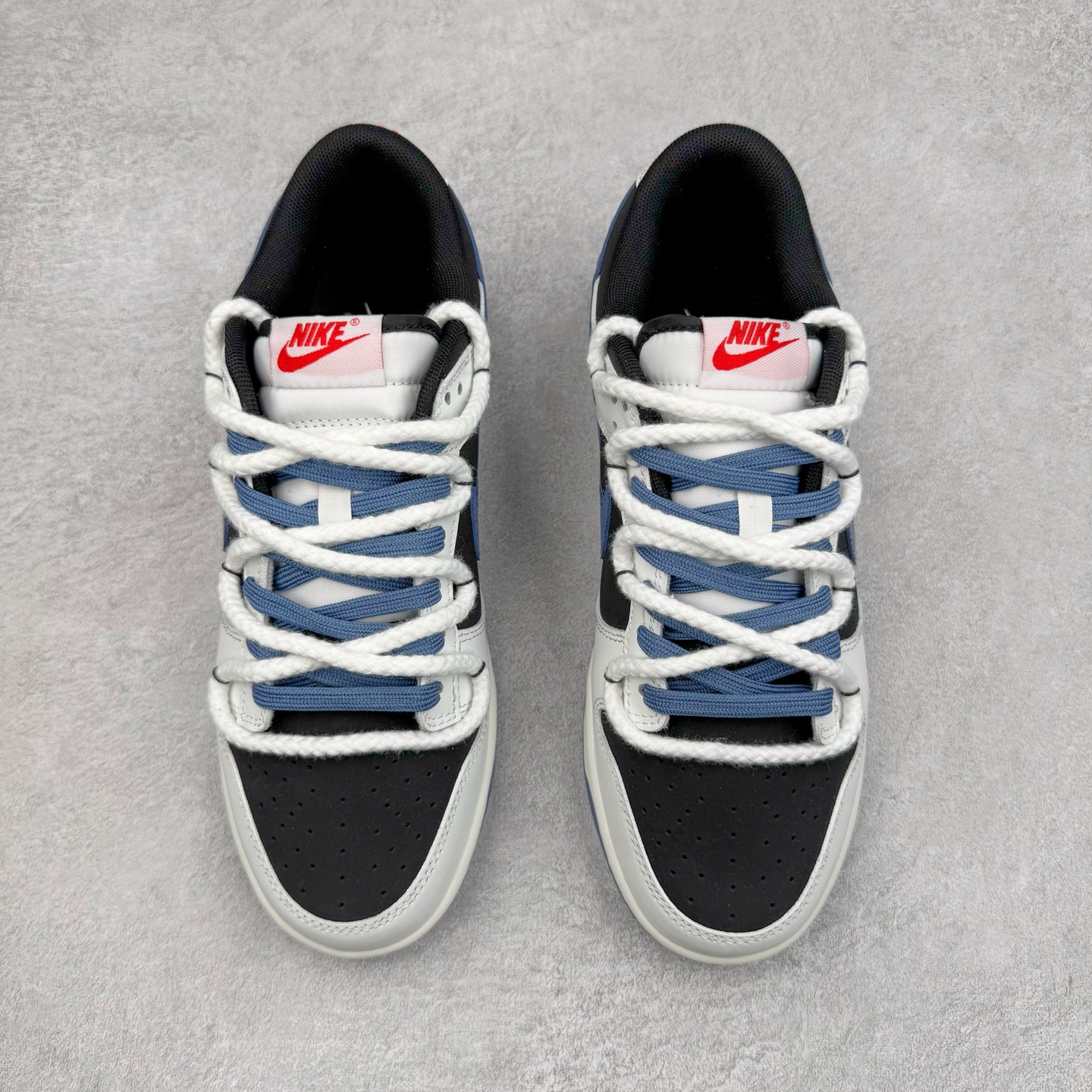 图片[2]-＃YC纯原 NK Dunk Low 亿万少年 WB0320-019 此款以纯净白鞋面为主体，象征着新生力量的无限可能，鞋头覆盖高密黑色磨砂皮革，对应新贵西装同款哑光质感，雾霾蓝Swoosh自带华尔街锋芒，后套烙印「 YOUNG & RICH 」印花，誓达年轻且富裕的自我态度，最后以藏蓝鞋底完善整体设计。从教室到街头，从实习到创业场，用潮能全开的姿态收割每个战场。定制系列天花板 无原鞋不开发 全系列得物原鞋一比一校对开发 配色持续更新中 终端对接 优势输出 全套原厂楦头原纸板数据档案倾力打造 原汁原味莞产 极致还原 圈内最强针车工艺 高端零售指定版 广东原厂配套原盒原标 鞋盒分三个尺码段 原厂冲刀 超高清洁度 全鞋零毛边皮料切割 采用原厂百宏鞋带以及原厂百宏织唛舌标 内标可供原厂几率过验 进口原装条纹中底布 四线拉帮白色点胶 原厂拉帮手法遵循公司 原厂电绣 极致还原 尺码：36 36.5 37.5 38 38.5 39 40 40.5 41 42 42.5 43 44 44.5 45 46-选品中心