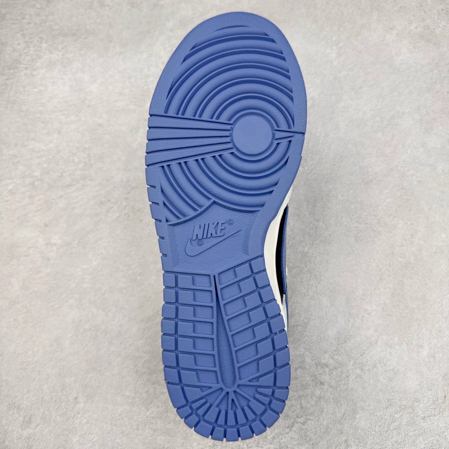 图片[9]-＃YC纯原 NK Dunk Low 亿万少年 WB0320-019 此款以纯净白鞋面为主体，象征着新生力量的无限可能，鞋头覆盖高密黑色磨砂皮革，对应新贵西装同款哑光质感，雾霾蓝Swoosh自带华尔街锋芒，后套烙印「 YOUNG & RICH 」印花，誓达年轻且富裕的自我态度，最后以藏蓝鞋底完善整体设计。从教室到街头，从实习到创业场，用潮能全开的姿态收割每个战场。定制系列天花板 无原鞋不开发 全系列得物原鞋一比一校对开发 配色持续更新中 终端对接 优势输出 全套原厂楦头原纸板数据档案倾力打造 原汁原味莞产 极致还原 圈内最强针车工艺 高端零售指定版 广东原厂配套原盒原标 鞋盒分三个尺码段 原厂冲刀 超高清洁度 全鞋零毛边皮料切割 采用原厂百宏鞋带以及原厂百宏织唛舌标 内标可供原厂几率过验 进口原装条纹中底布 四线拉帮白色点胶 原厂拉帮手法遵循公司 原厂电绣 极致还原 尺码：36 36.5 37.5 38 38.5 39 40 40.5 41 42 42.5 43 44 44.5 45 46-选品中心