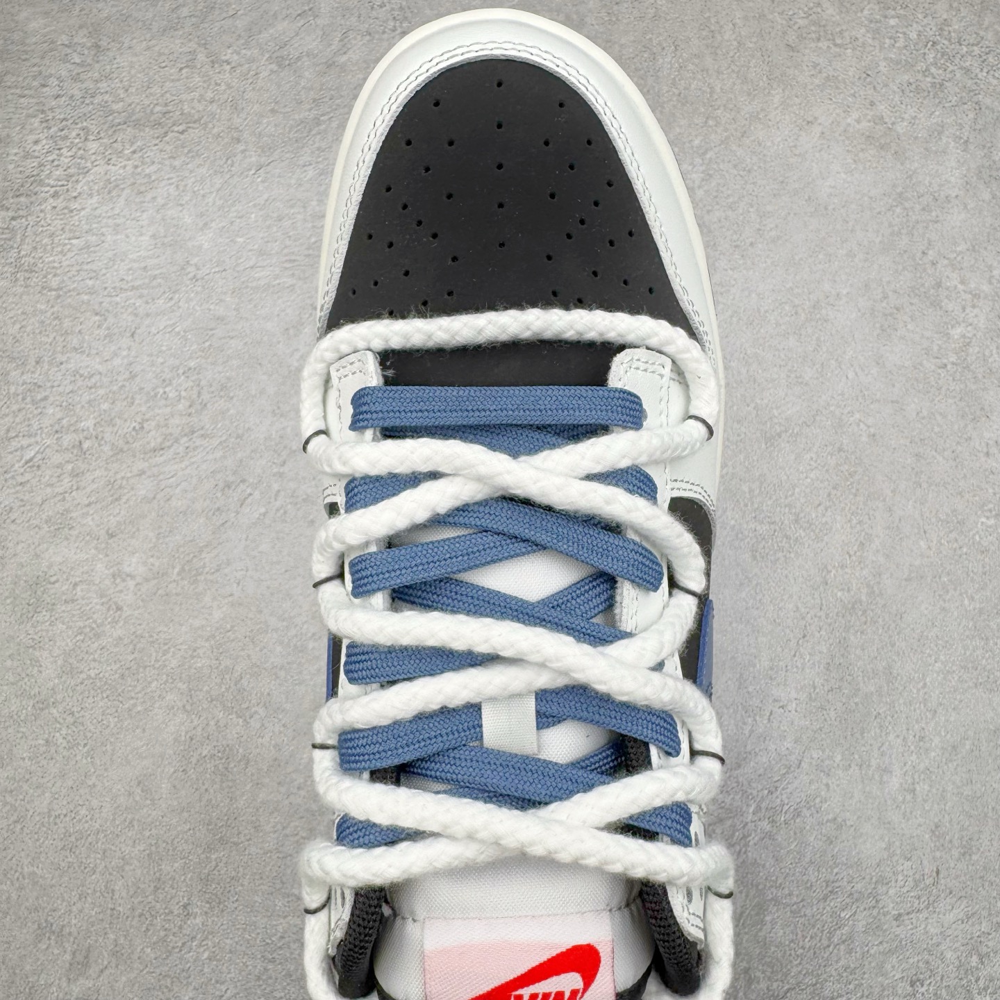 图片[4]-＃YC纯原 NK Dunk Low 亿万少年 WB0320-019 此款以纯净白鞋面为主体，象征着新生力量的无限可能，鞋头覆盖高密黑色磨砂皮革，对应新贵西装同款哑光质感，雾霾蓝Swoosh自带华尔街锋芒，后套烙印「 YOUNG & RICH 」印花，誓达年轻且富裕的自我态度，最后以藏蓝鞋底完善整体设计。从教室到街头，从实习到创业场，用潮能全开的姿态收割每个战场。定制系列天花板 无原鞋不开发 全系列得物原鞋一比一校对开发 配色持续更新中 终端对接 优势输出 全套原厂楦头原纸板数据档案倾力打造 原汁原味莞产 极致还原 圈内最强针车工艺 高端零售指定版 广东原厂配套原盒原标 鞋盒分三个尺码段 原厂冲刀 超高清洁度 全鞋零毛边皮料切割 采用原厂百宏鞋带以及原厂百宏织唛舌标 内标可供原厂几率过验 进口原装条纹中底布 四线拉帮白色点胶 原厂拉帮手法遵循公司 原厂电绣 极致还原 尺码：36 36.5 37.5 38 38.5 39 40 40.5 41 42 42.5 43 44 44.5 45 46-选品中心