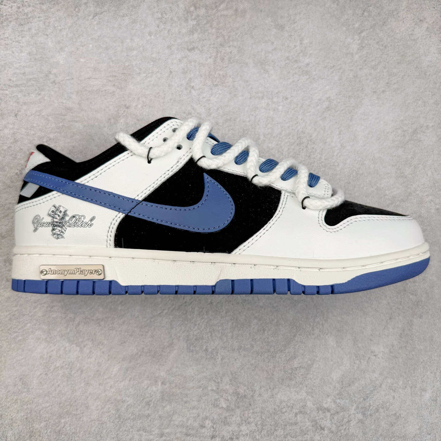 ＃YC纯原 NK Dunk Low 亿万少年 WB0320-019 此款以纯净白鞋面为主体，象征着新生力量的无限可能，鞋头覆盖高密黑色磨砂皮革，对应新贵西装同款哑光质感，雾霾蓝Swoosh自带华尔街锋芒，后套烙印「 YOUNG & RICH 」印花，誓达年轻且富裕的自我态度，最后以藏蓝鞋底完善整体设计。从教室到街头，从实习到创业场，用潮能全开的姿态收割每个战场。定制系列天花板 无原鞋不开发 全系列得物原鞋一比一校对开发 配色持续更新中 终端对接 优势输出 全套原厂楦头原纸板数据档案倾力打造 原汁原味莞产 极致还原 圈内最强针车工艺 高端零售指定版 广东原厂配套原盒原标 鞋盒分三个尺码段 原厂冲刀 超高清洁度 全鞋零毛边皮料切割 采用原厂百宏鞋带以及原厂百宏织唛舌标 内标可供原厂几率过验 进口原装条纹中底布 四线拉帮白色点胶 原厂拉帮手法遵循公司 原厂电绣 极致还原 尺码：36 36.5 37.5 38 38.5 39 40 40.5 41 42 42.5 43 44 44.5 45 46-选品中心