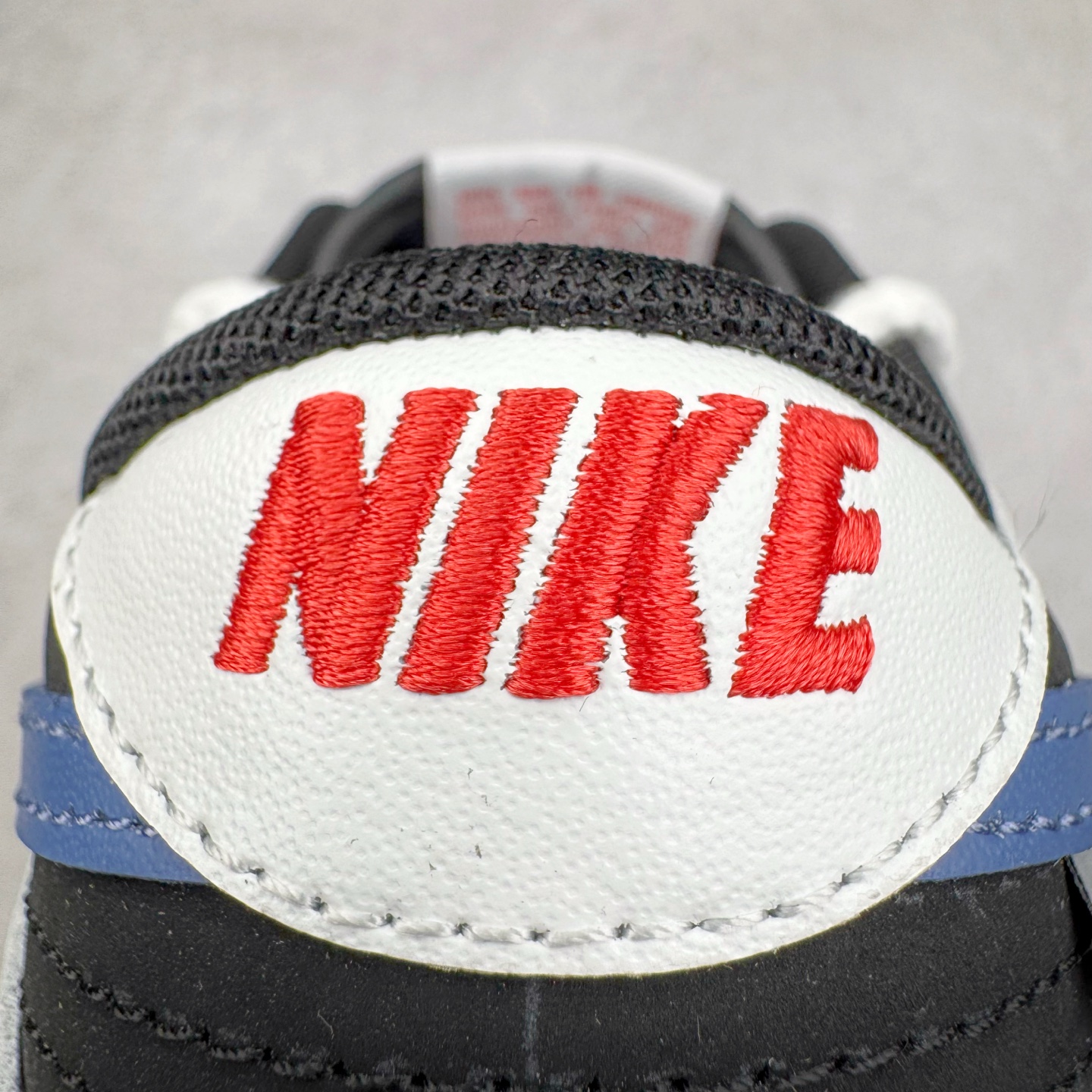 图片[19]-＃YC纯原 NK Dunk Low 亿万少年 WB0320-019 此款以纯净白鞋面为主体，象征着新生力量的无限可能，鞋头覆盖高密黑色磨砂皮革，对应新贵西装同款哑光质感，雾霾蓝Swoosh自带华尔街锋芒，后套烙印「 YOUNG & RICH 」印花，誓达年轻且富裕的自我态度，最后以藏蓝鞋底完善整体设计。从教室到街头，从实习到创业场，用潮能全开的姿态收割每个战场。定制系列天花板 无原鞋不开发 全系列得物原鞋一比一校对开发 配色持续更新中 终端对接 优势输出 全套原厂楦头原纸板数据档案倾力打造 原汁原味莞产 极致还原 圈内最强针车工艺 高端零售指定版 广东原厂配套原盒原标 鞋盒分三个尺码段 原厂冲刀 超高清洁度 全鞋零毛边皮料切割 采用原厂百宏鞋带以及原厂百宏织唛舌标 内标可供原厂几率过验 进口原装条纹中底布 四线拉帮白色点胶 原厂拉帮手法遵循公司 原厂电绣 极致还原 尺码：36 36.5 37.5 38 38.5 39 40 40.5 41 42 42.5 43 44 44.5 45 46-选品中心