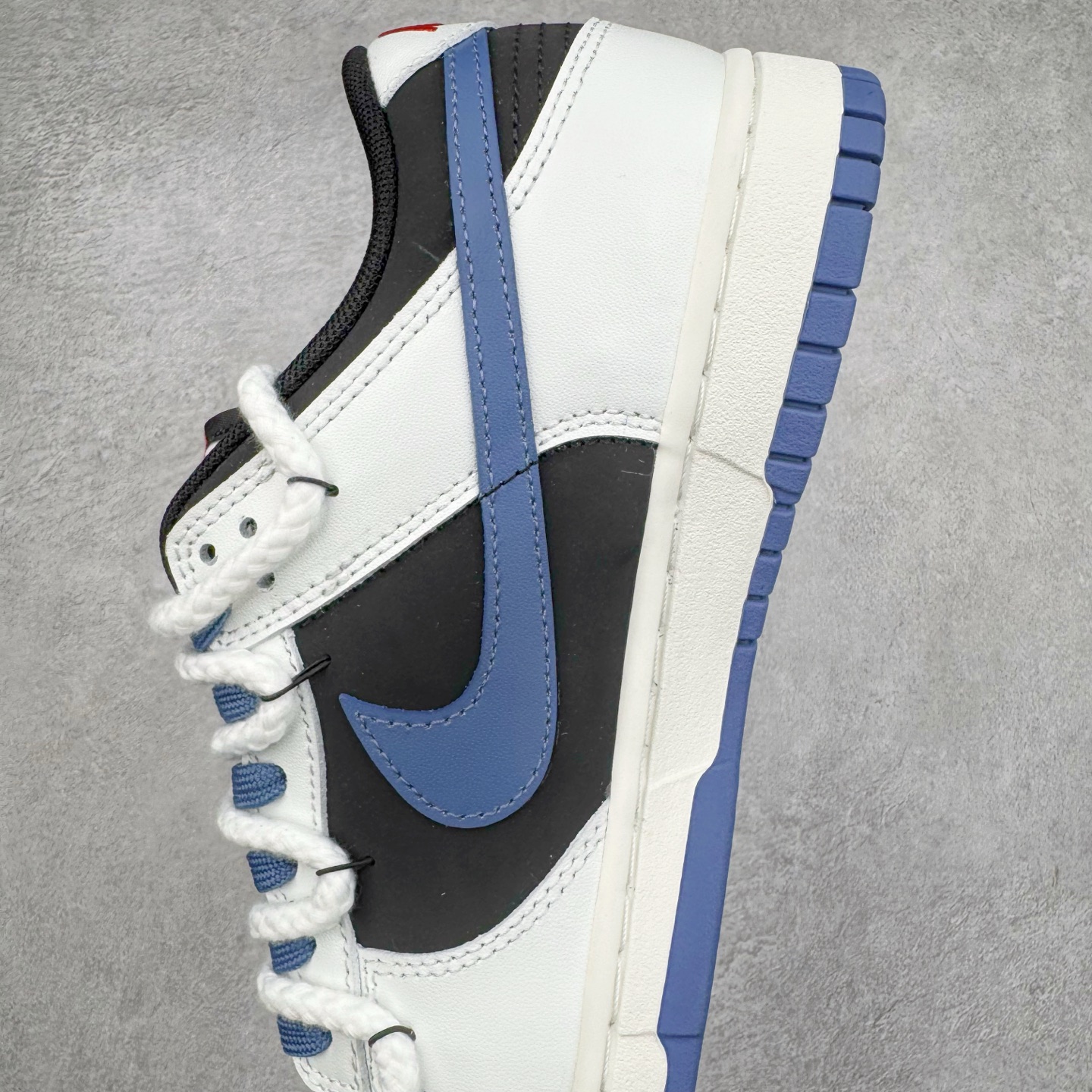 图片[7]-＃YC纯原 NK Dunk Low 亿万少年 WB0320-019 此款以纯净白鞋面为主体，象征着新生力量的无限可能，鞋头覆盖高密黑色磨砂皮革，对应新贵西装同款哑光质感，雾霾蓝Swoosh自带华尔街锋芒，后套烙印「 YOUNG & RICH 」印花，誓达年轻且富裕的自我态度，最后以藏蓝鞋底完善整体设计。从教室到街头，从实习到创业场，用潮能全开的姿态收割每个战场。定制系列天花板 无原鞋不开发 全系列得物原鞋一比一校对开发 配色持续更新中 终端对接 优势输出 全套原厂楦头原纸板数据档案倾力打造 原汁原味莞产 极致还原 圈内最强针车工艺 高端零售指定版 广东原厂配套原盒原标 鞋盒分三个尺码段 原厂冲刀 超高清洁度 全鞋零毛边皮料切割 采用原厂百宏鞋带以及原厂百宏织唛舌标 内标可供原厂几率过验 进口原装条纹中底布 四线拉帮白色点胶 原厂拉帮手法遵循公司 原厂电绣 极致还原 尺码：36 36.5 37.5 38 38.5 39 40 40.5 41 42 42.5 43 44 44.5 45 46-选品中心