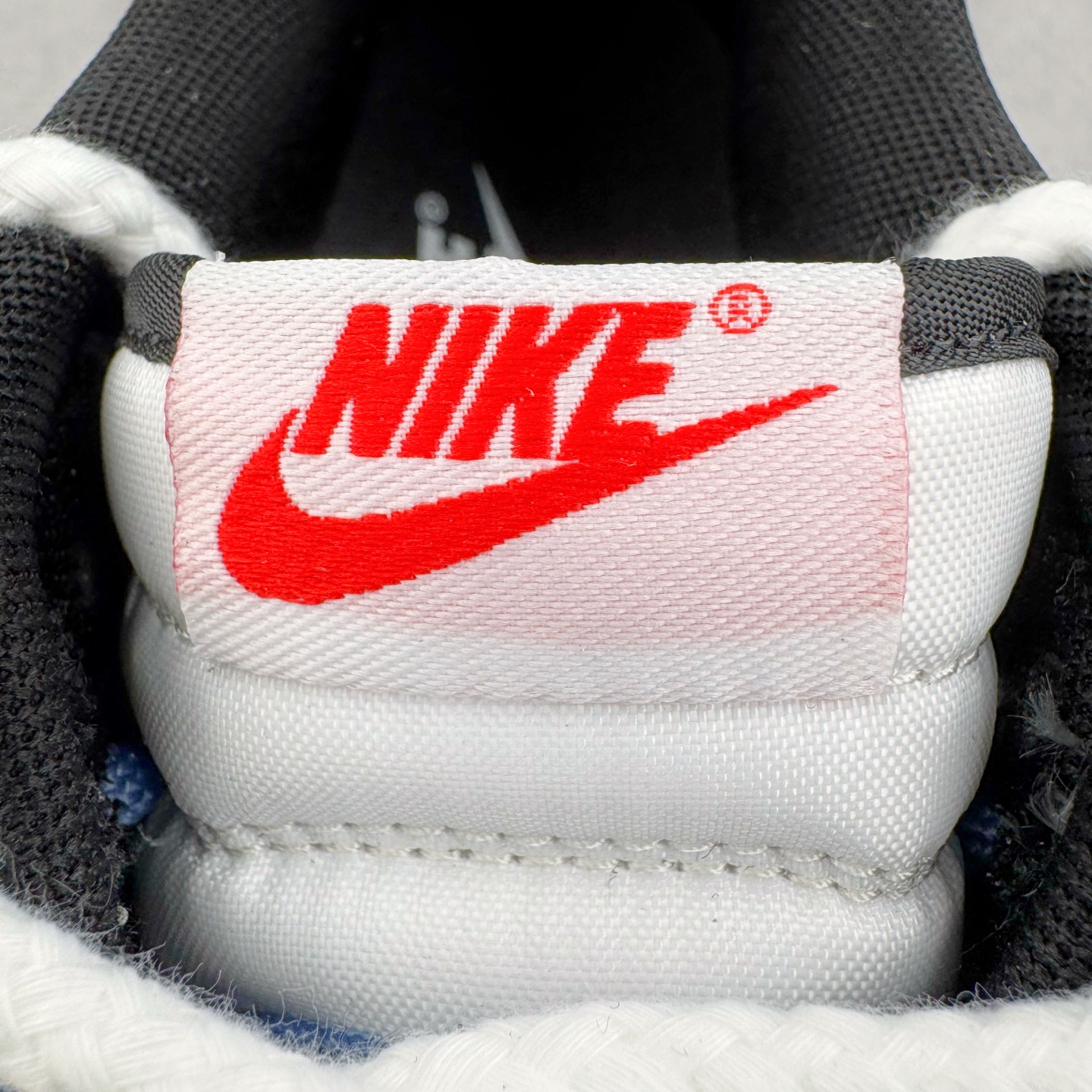 图片[10]-＃YC纯原 NK Dunk Low 亿万少年 WB0320-019 此款以纯净白鞋面为主体，象征着新生力量的无限可能，鞋头覆盖高密黑色磨砂皮革，对应新贵西装同款哑光质感，雾霾蓝Swoosh自带华尔街锋芒，后套烙印「 YOUNG & RICH 」印花，誓达年轻且富裕的自我态度，最后以藏蓝鞋底完善整体设计。从教室到街头，从实习到创业场，用潮能全开的姿态收割每个战场。定制系列天花板 无原鞋不开发 全系列得物原鞋一比一校对开发 配色持续更新中 终端对接 优势输出 全套原厂楦头原纸板数据档案倾力打造 原汁原味莞产 极致还原 圈内最强针车工艺 高端零售指定版 广东原厂配套原盒原标 鞋盒分三个尺码段 原厂冲刀 超高清洁度 全鞋零毛边皮料切割 采用原厂百宏鞋带以及原厂百宏织唛舌标 内标可供原厂几率过验 进口原装条纹中底布 四线拉帮白色点胶 原厂拉帮手法遵循公司 原厂电绣 极致还原 尺码：36 36.5 37.5 38 38.5 39 40 40.5 41 42 42.5 43 44 44.5 45 46-选品中心