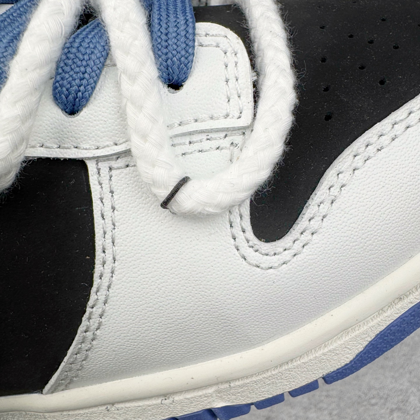 图片[14]-＃YC纯原 NK Dunk Low 亿万少年 WB0320-019 此款以纯净白鞋面为主体，象征着新生力量的无限可能，鞋头覆盖高密黑色磨砂皮革，对应新贵西装同款哑光质感，雾霾蓝Swoosh自带华尔街锋芒，后套烙印「 YOUNG & RICH 」印花，誓达年轻且富裕的自我态度，最后以藏蓝鞋底完善整体设计。从教室到街头，从实习到创业场，用潮能全开的姿态收割每个战场。定制系列天花板 无原鞋不开发 全系列得物原鞋一比一校对开发 配色持续更新中 终端对接 优势输出 全套原厂楦头原纸板数据档案倾力打造 原汁原味莞产 极致还原 圈内最强针车工艺 高端零售指定版 广东原厂配套原盒原标 鞋盒分三个尺码段 原厂冲刀 超高清洁度 全鞋零毛边皮料切割 采用原厂百宏鞋带以及原厂百宏织唛舌标 内标可供原厂几率过验 进口原装条纹中底布 四线拉帮白色点胶 原厂拉帮手法遵循公司 原厂电绣 极致还原 尺码：36 36.5 37.5 38 38.5 39 40 40.5 41 42 42.5 43 44 44.5 45 46-选品中心