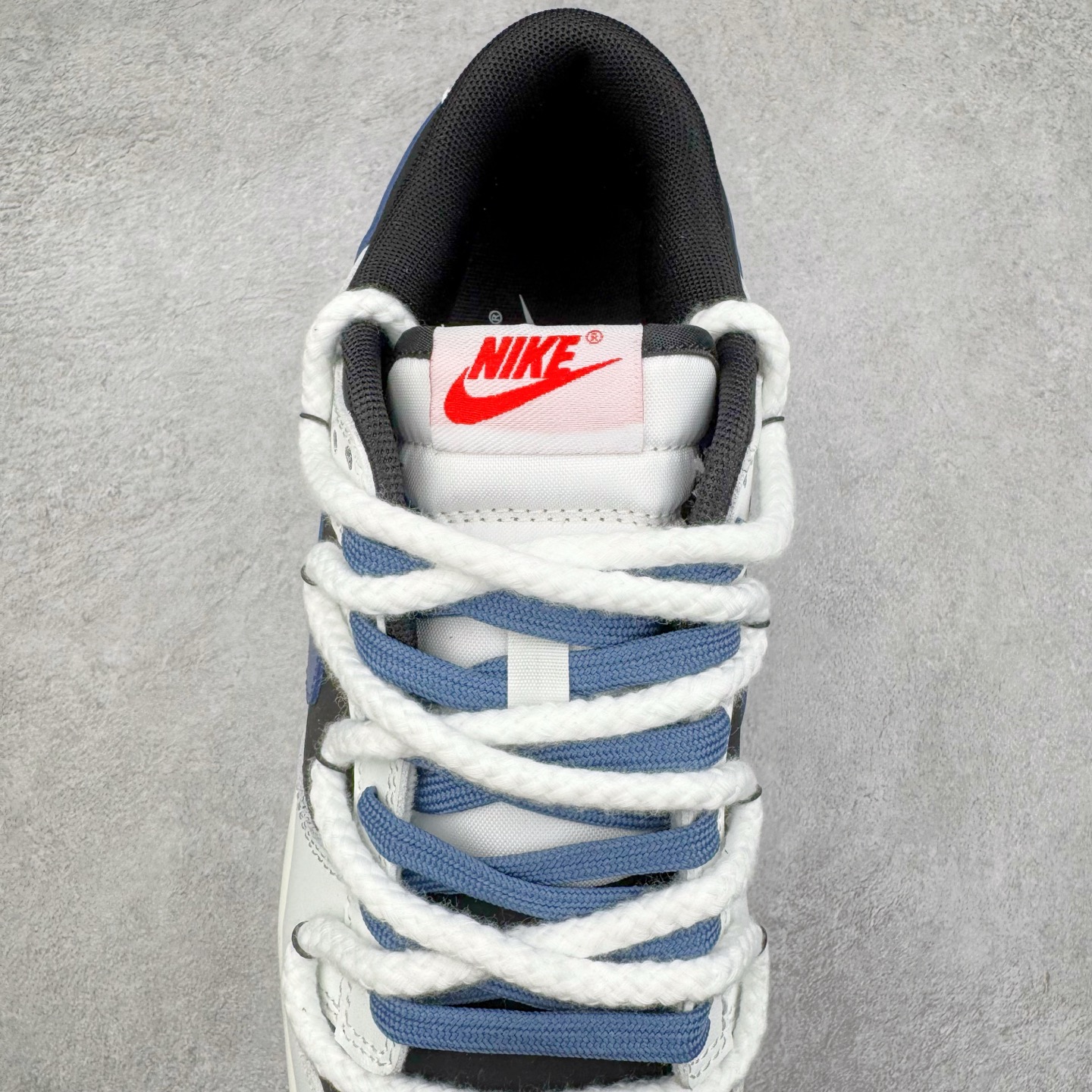 图片[5]-＃YC纯原 NK Dunk Low 亿万少年 WB0320-019 此款以纯净白鞋面为主体，象征着新生力量的无限可能，鞋头覆盖高密黑色磨砂皮革，对应新贵西装同款哑光质感，雾霾蓝Swoosh自带华尔街锋芒，后套烙印「 YOUNG & RICH 」印花，誓达年轻且富裕的自我态度，最后以藏蓝鞋底完善整体设计。从教室到街头，从实习到创业场，用潮能全开的姿态收割每个战场。定制系列天花板 无原鞋不开发 全系列得物原鞋一比一校对开发 配色持续更新中 终端对接 优势输出 全套原厂楦头原纸板数据档案倾力打造 原汁原味莞产 极致还原 圈内最强针车工艺 高端零售指定版 广东原厂配套原盒原标 鞋盒分三个尺码段 原厂冲刀 超高清洁度 全鞋零毛边皮料切割 采用原厂百宏鞋带以及原厂百宏织唛舌标 内标可供原厂几率过验 进口原装条纹中底布 四线拉帮白色点胶 原厂拉帮手法遵循公司 原厂电绣 极致还原 尺码：36 36.5 37.5 38 38.5 39 40 40.5 41 42 42.5 43 44 44.5 45 46-选品中心