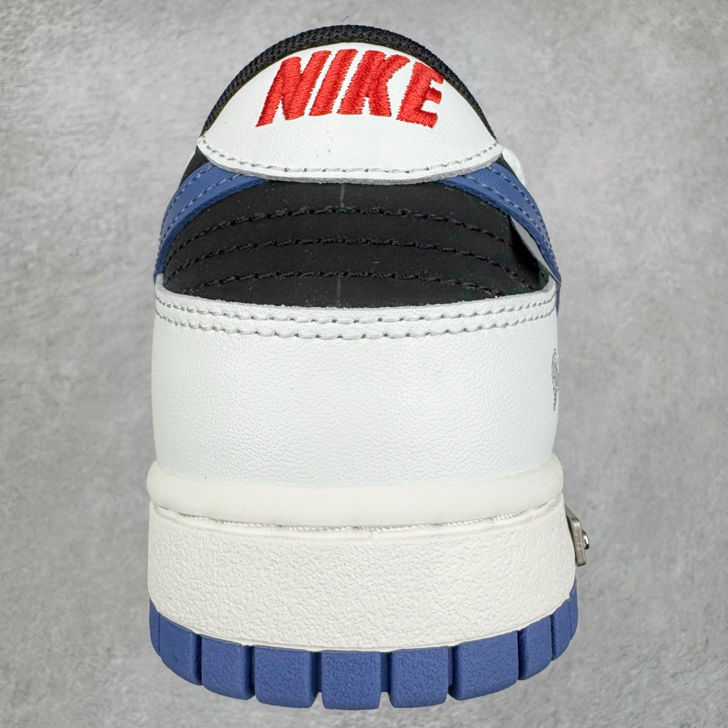 图片[8]-＃YC纯原 NK Dunk Low 亿万少年 WB0320-019 此款以纯净白鞋面为主体，象征着新生力量的无限可能，鞋头覆盖高密黑色磨砂皮革，对应新贵西装同款哑光质感，雾霾蓝Swoosh自带华尔街锋芒，后套烙印「 YOUNG & RICH 」印花，誓达年轻且富裕的自我态度，最后以藏蓝鞋底完善整体设计。从教室到街头，从实习到创业场，用潮能全开的姿态收割每个战场。定制系列天花板 无原鞋不开发 全系列得物原鞋一比一校对开发 配色持续更新中 终端对接 优势输出 全套原厂楦头原纸板数据档案倾力打造 原汁原味莞产 极致还原 圈内最强针车工艺 高端零售指定版 广东原厂配套原盒原标 鞋盒分三个尺码段 原厂冲刀 超高清洁度 全鞋零毛边皮料切割 采用原厂百宏鞋带以及原厂百宏织唛舌标 内标可供原厂几率过验 进口原装条纹中底布 四线拉帮白色点胶 原厂拉帮手法遵循公司 原厂电绣 极致还原 尺码：36 36.5 37.5 38 38.5 39 40 40.5 41 42 42.5 43 44 44.5 45 46-选品中心