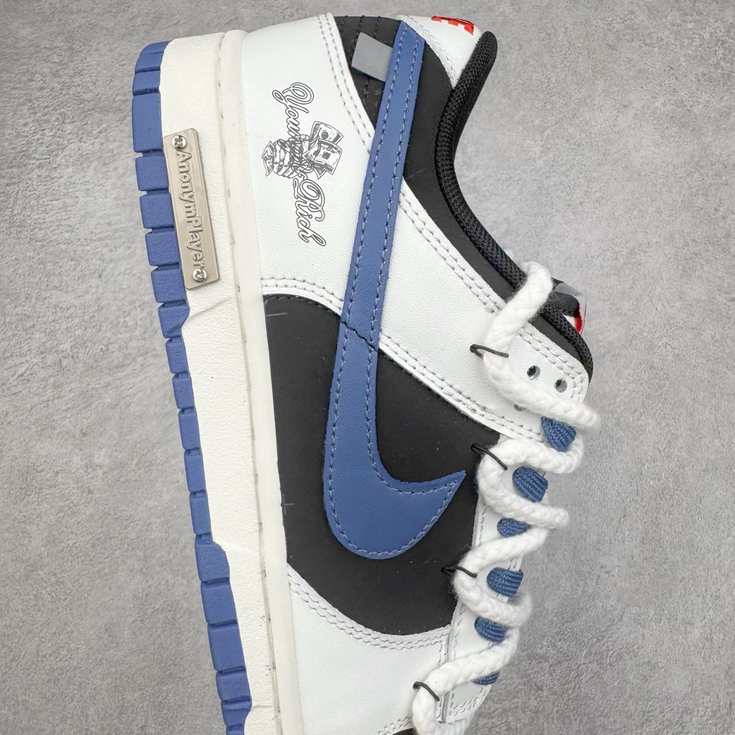 图片[6]-＃YC纯原 NK Dunk Low 亿万少年 WB0320-019 此款以纯净白鞋面为主体，象征着新生力量的无限可能，鞋头覆盖高密黑色磨砂皮革，对应新贵西装同款哑光质感，雾霾蓝Swoosh自带华尔街锋芒，后套烙印「 YOUNG & RICH 」印花，誓达年轻且富裕的自我态度，最后以藏蓝鞋底完善整体设计。从教室到街头，从实习到创业场，用潮能全开的姿态收割每个战场。定制系列天花板 无原鞋不开发 全系列得物原鞋一比一校对开发 配色持续更新中 终端对接 优势输出 全套原厂楦头原纸板数据档案倾力打造 原汁原味莞产 极致还原 圈内最强针车工艺 高端零售指定版 广东原厂配套原盒原标 鞋盒分三个尺码段 原厂冲刀 超高清洁度 全鞋零毛边皮料切割 采用原厂百宏鞋带以及原厂百宏织唛舌标 内标可供原厂几率过验 进口原装条纹中底布 四线拉帮白色点胶 原厂拉帮手法遵循公司 原厂电绣 极致还原 尺码：36 36.5 37.5 38 38.5 39 40 40.5 41 42 42.5 43 44 44.5 45 46-选品中心