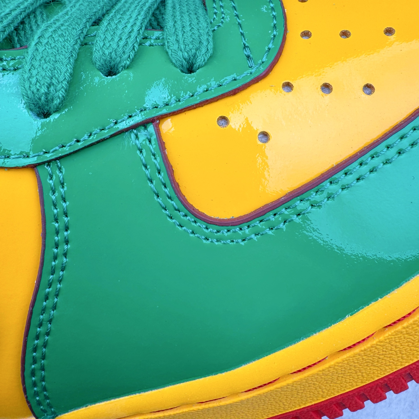 图片[13]-＃S2纯原 Lil Yachty x NK Air Force 1 Low 空军一号联名绿金红 IH4383-300 鞋身通体采用漆皮材质打造，配色方面也一改初代的简约设计，采用黄/绿/红三色呈现，辨识度极高！通体撞色的设计搭配红色Swoosh点缀，吸睛程度不用多说！鞋舌标签以IT`S US字样呈现，尾部的同样带有Lil Yachty标志性的刺绣Logo，彰显联名身份。尺码：36 36.5 37.5 38 38.5 39 40 40.5 41 42 42.5 43 44 44.5 45 46 47.5-选品中心
