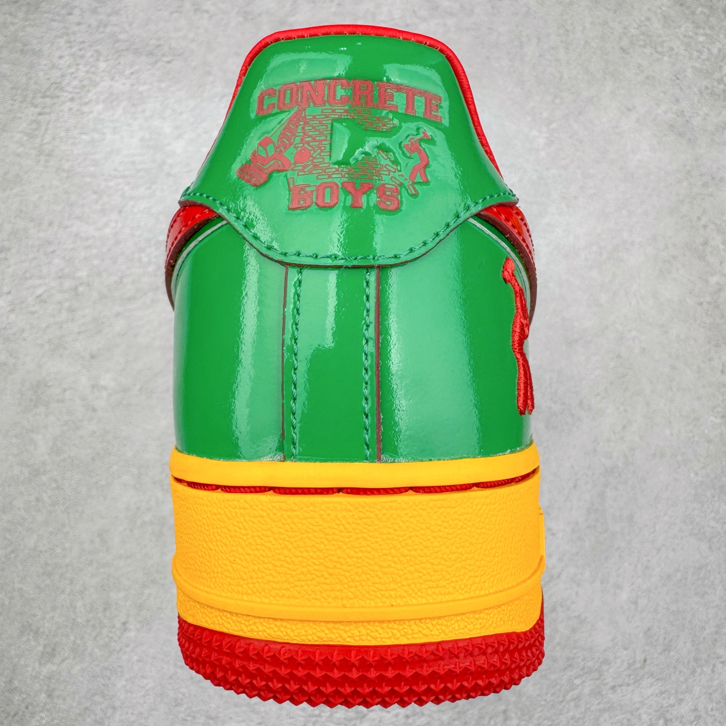 图片[8]-＃S2纯原 Lil Yachty x NK Air Force 1 Low 空军一号联名绿金红 IH4383-300 鞋身通体采用漆皮材质打造，配色方面也一改初代的简约设计，采用黄/绿/红三色呈现，辨识度极高！通体撞色的设计搭配红色Swoosh点缀，吸睛程度不用多说！鞋舌标签以IT`S US字样呈现，尾部的同样带有Lil Yachty标志性的刺绣Logo，彰显联名身份。尺码：36 36.5 37.5 38 38.5 39 40 40.5 41 42 42.5 43 44 44.5 45 46 47.5-选品中心