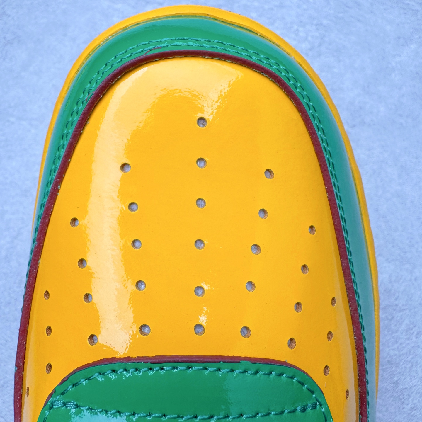 图片[14]-＃S2纯原 Lil Yachty x NK Air Force 1 Low 空军一号联名绿金红 IH4383-300 鞋身通体采用漆皮材质打造，配色方面也一改初代的简约设计，采用黄/绿/红三色呈现，辨识度极高！通体撞色的设计搭配红色Swoosh点缀，吸睛程度不用多说！鞋舌标签以IT`S US字样呈现，尾部的同样带有Lil Yachty标志性的刺绣Logo，彰显联名身份。尺码：36 36.5 37.5 38 38.5 39 40 40.5 41 42 42.5 43 44 44.5 45 46 47.5-选品中心
