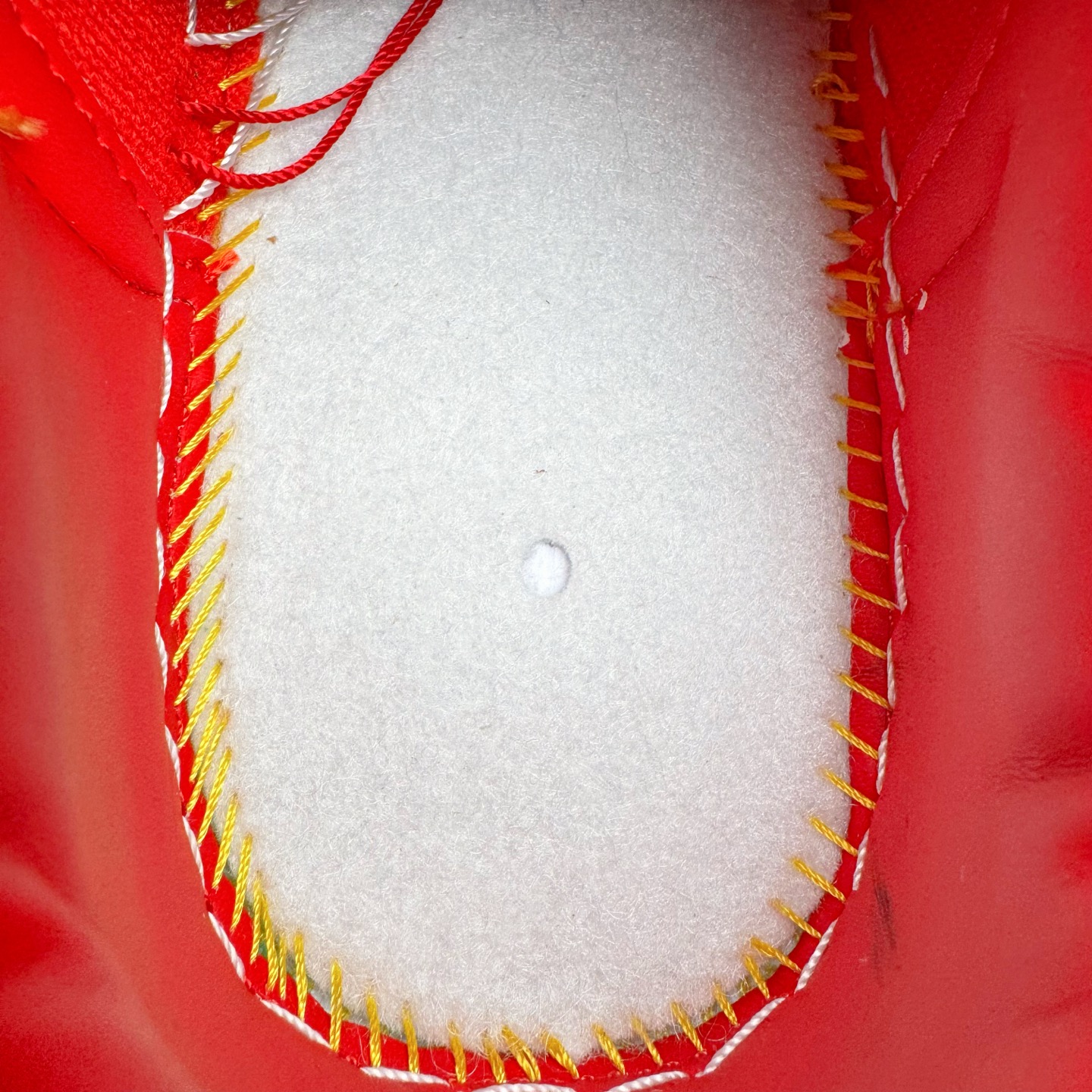 图片[20]-＃S2纯原 Lil Yachty x NK Air Force 1 Low 空军一号联名绿金红 IH4383-300 鞋身通体采用漆皮材质打造，配色方面也一改初代的简约设计，采用黄/绿/红三色呈现，辨识度极高！通体撞色的设计搭配红色Swoosh点缀，吸睛程度不用多说！鞋舌标签以IT`S US字样呈现，尾部的同样带有Lil Yachty标志性的刺绣Logo，彰显联名身份。尺码：36 36.5 37.5 38 38.5 39 40 40.5 41 42 42.5 43 44 44.5 45 46 47.5-选品中心