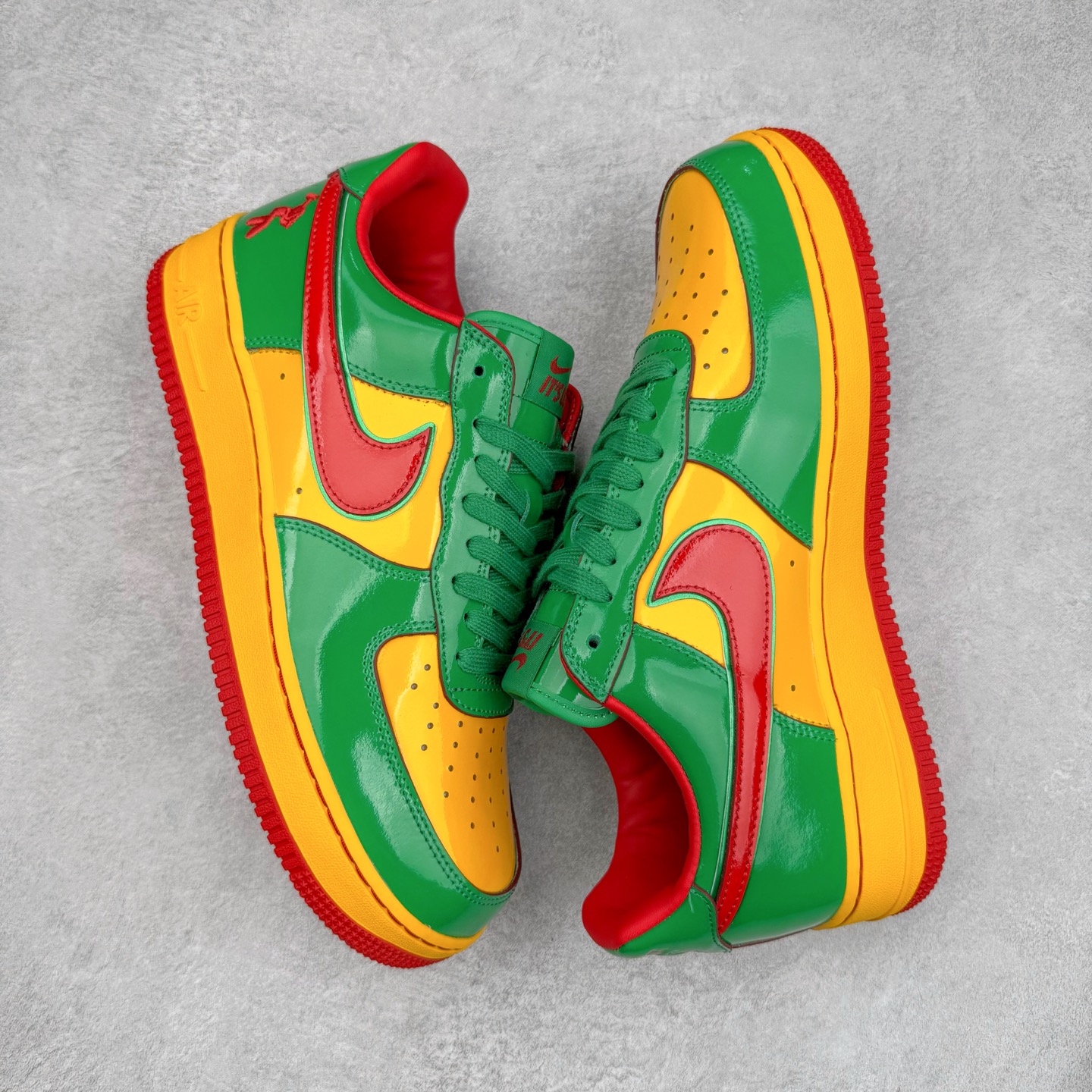 图片[3]-＃S2纯原 Lil Yachty x NK Air Force 1 Low 空军一号联名绿金红 IH4383-300 鞋身通体采用漆皮材质打造，配色方面也一改初代的简约设计，采用黄/绿/红三色呈现，辨识度极高！通体撞色的设计搭配红色Swoosh点缀，吸睛程度不用多说！鞋舌标签以IT`S US字样呈现，尾部的同样带有Lil Yachty标志性的刺绣Logo，彰显联名身份。尺码：36 36.5 37.5 38 38.5 39 40 40.5 41 42 42.5 43 44 44.5 45 46 47.5-选品中心