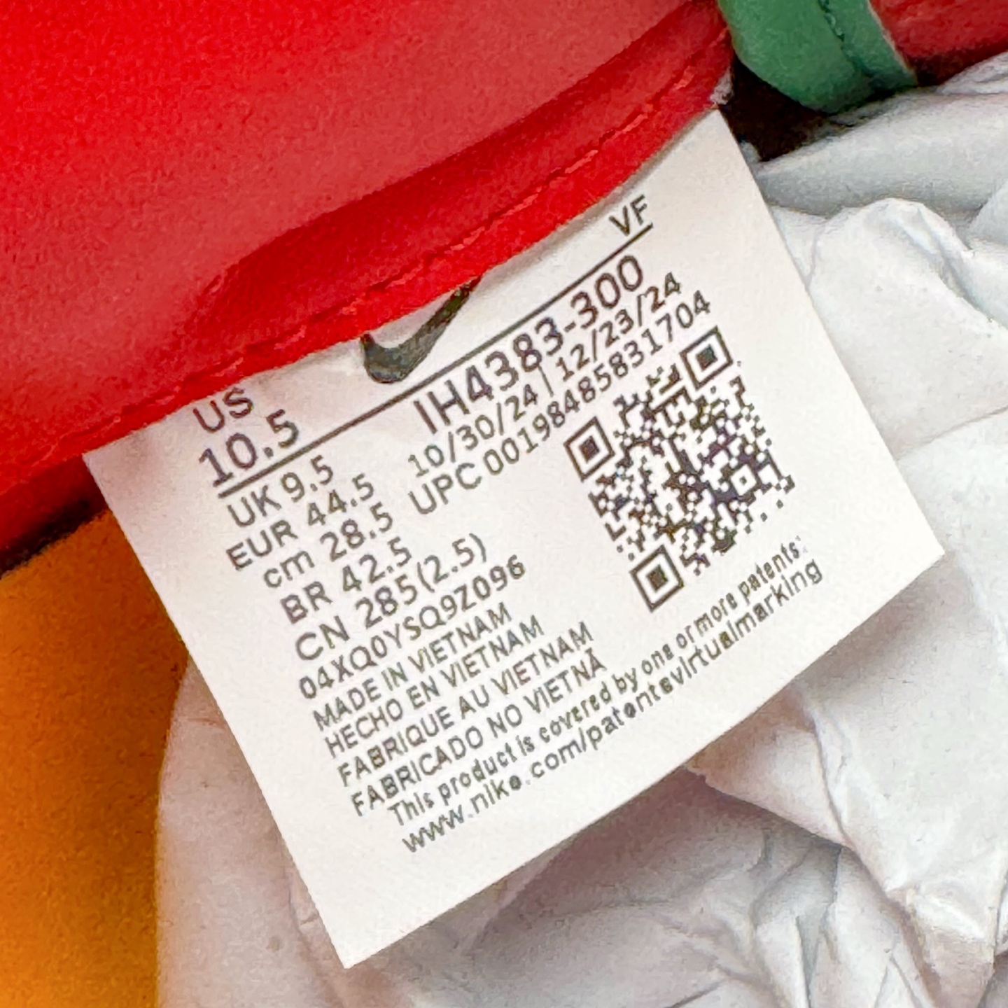 图片[18]-＃S2纯原 Lil Yachty x NK Air Force 1 Low 空军一号联名绿金红 IH4383-300 鞋身通体采用漆皮材质打造，配色方面也一改初代的简约设计，采用黄/绿/红三色呈现，辨识度极高！通体撞色的设计搭配红色Swoosh点缀，吸睛程度不用多说！鞋舌标签以IT`S US字样呈现，尾部的同样带有Lil Yachty标志性的刺绣Logo，彰显联名身份。尺码：36 36.5 37.5 38 38.5 39 40 40.5 41 42 42.5 43 44 44.5 45 46 47.5-选品中心