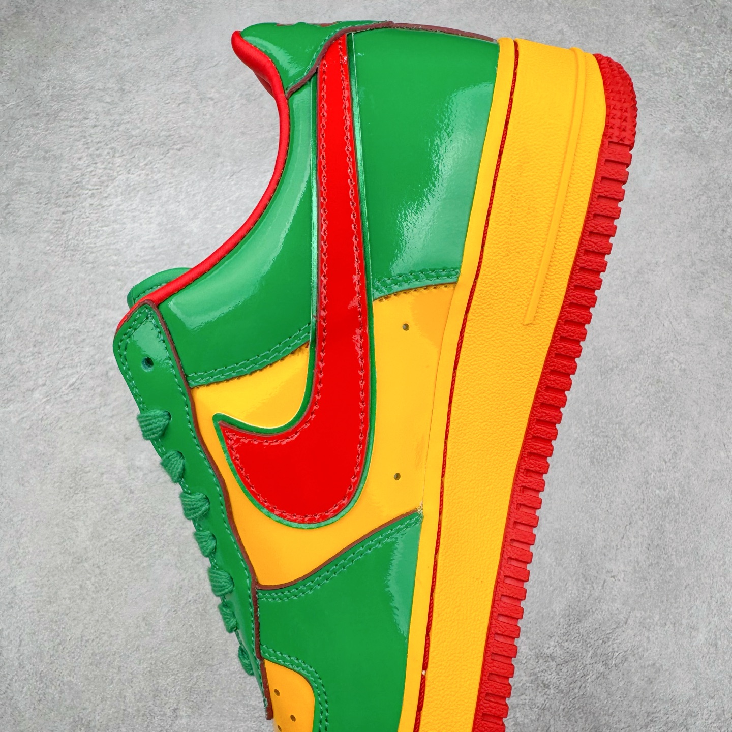 图片[7]-＃S2纯原 Lil Yachty x NK Air Force 1 Low 空军一号联名绿金红 IH4383-300 鞋身通体采用漆皮材质打造，配色方面也一改初代的简约设计，采用黄/绿/红三色呈现，辨识度极高！通体撞色的设计搭配红色Swoosh点缀，吸睛程度不用多说！鞋舌标签以IT`S US字样呈现，尾部的同样带有Lil Yachty标志性的刺绣Logo，彰显联名身份。尺码：36 36.5 37.5 38 38.5 39 40 40.5 41 42 42.5 43 44 44.5 45 46 47.5-选品中心